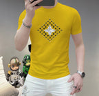 LV 這個春天，讓肌膚感受極致的溫柔與舒適！ 👕 全新男士夏季圓領蠶絲棉短袖T卹，現已優雅登場！ 🌟 精選優質蠶絲棉，柔軟透氣，輕盈貼合，讓你在炎炎夏日也能保持清爽自在。 🌟 經典圓領設計，簡約而不簡單，無論是日常出街或休閒聚會，都能輕鬆駕馭。 🌟 多種時尚色彩選擇，滿足你對個性的追求，讓每一天都充滿新鮮感。 尺寸M-5XL