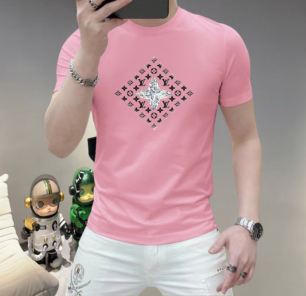 LV 這個春天，讓肌膚感受極致的溫柔與舒適！ 👕 全新男士夏季圓領蠶絲棉短袖T卹，現已優雅登場！ 🌟 精選優質蠶絲棉，柔軟透氣，輕盈貼合，讓你在炎炎夏日也能保持清爽自在。 🌟 經典圓領設計，簡約而不簡單，無論是日常出街或休閒聚會，都能輕鬆駕馭。 🌟 多種時尚色彩選擇，滿足你對個性的追求，讓每一天都充滿新鮮感。 尺寸M-5XL