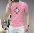 LV 這個春天，讓肌膚感受極致的溫柔與舒適！ 👕 全新男士夏季圓領蠶絲棉短袖T卹，現已優雅登場！ 🌟 精選優質蠶絲棉，柔軟透氣，輕盈貼合，讓你在炎炎夏日也能保持清爽自在。 🌟 經典圓領設計，簡約而不簡單，無論是日常出街或休閒聚會，都能輕鬆駕馭。 🌟 多種時尚色彩選擇，滿足你對個性的追求，讓每一天都充滿新鮮感。 尺寸M-5XL