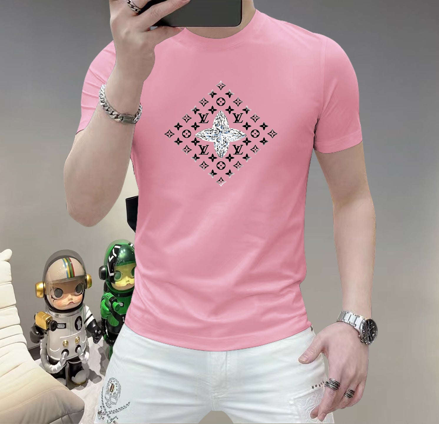 LV 這個春天，讓肌膚感受極致的溫柔與舒適！ 👕 全新男士夏季圓領蠶絲棉短袖T卹，現已優雅登場！ 🌟 精選優質蠶絲棉，柔軟透氣，輕盈貼合，讓你在炎炎夏日也能保持清爽自在。 🌟 經典圓領設計，簡約而不簡單，無論是日常出街或休閒聚會，都能輕鬆駕馭。 🌟 多種時尚色彩選擇，滿足你對個性的追求，讓每一天都充滿新鮮感。 尺寸M-5XL