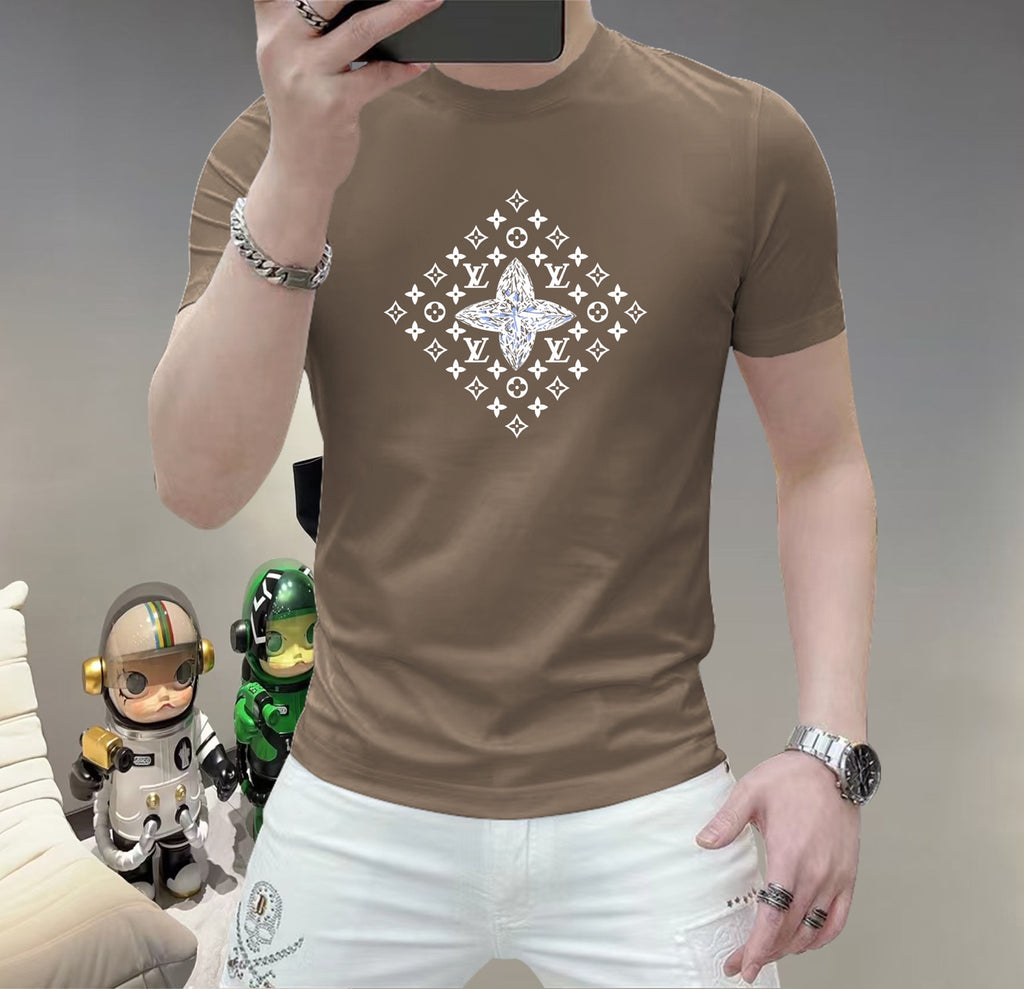 LV 這個春天，讓肌膚感受極致的溫柔與舒適！ 👕 全新男士夏季圓領蠶絲棉短袖T卹，現已優雅登場！ 🌟 精選優質蠶絲棉，柔軟透氣，輕盈貼合，讓你在炎炎夏日也能保持清爽自在。 🌟 經典圓領設計，簡約而不簡單，無論是日常出街或休閒聚會，都能輕鬆駕馭。 🌟 多種時尚色彩選擇，滿足你對個性的追求，讓每一天都充滿新鮮感。 尺寸M-5XL