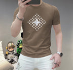 LV 這個春天，讓肌膚感受極致的溫柔與舒適！ 👕 全新男士夏季圓領蠶絲棉短袖T卹，現已優雅登場！ 🌟 精選優質蠶絲棉，柔軟透氣，輕盈貼合，讓你在炎炎夏日也能保持清爽自在。 🌟 經典圓領設計，簡約而不簡單，無論是日常出街或休閒聚會，都能輕鬆駕馭。 🌟 多種時尚色彩選擇，滿足你對個性的追求，讓每一天都充滿新鮮感。 尺寸M-5XL