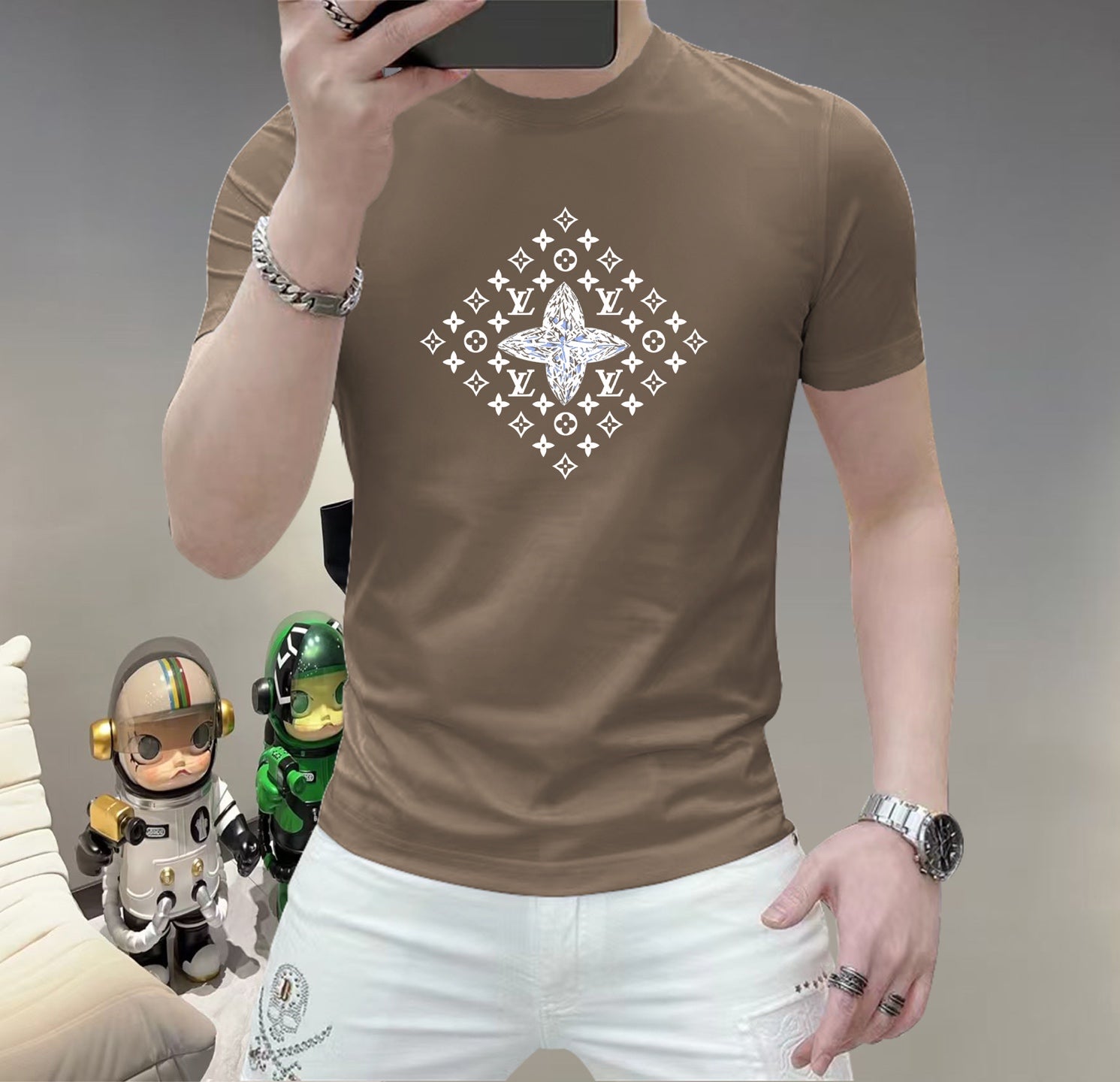 LV 這個春天，讓肌膚感受極致的溫柔與舒適！ 👕 全新男士夏季圓領蠶絲棉短袖T卹，現已優雅登場！ 🌟 精選優質蠶絲棉，柔軟透氣，輕盈貼合，讓你在炎炎夏日也能保持清爽自在。 🌟 經典圓領設計，簡約而不簡單，無論是日常出街或休閒聚會，都能輕鬆駕馭。 🌟 多種時尚色彩選擇，滿足你對個性的追求，讓每一天都充滿新鮮感。 尺寸M-5XL