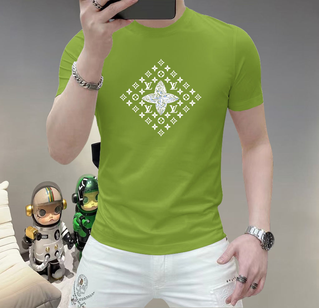 LV 這個春天，讓肌膚感受極致的溫柔與舒適！ 👕 全新男士夏季圓領蠶絲棉短袖T卹，現已優雅登場！ 🌟 精選優質蠶絲棉，柔軟透氣，輕盈貼合，讓你在炎炎夏日也能保持清爽自在。 🌟 經典圓領設計，簡約而不簡單，無論是日常出街或休閒聚會，都能輕鬆駕馭。 🌟 多種時尚色彩選擇，滿足你對個性的追求，讓每一天都充滿新鮮感。 尺寸M-5XL