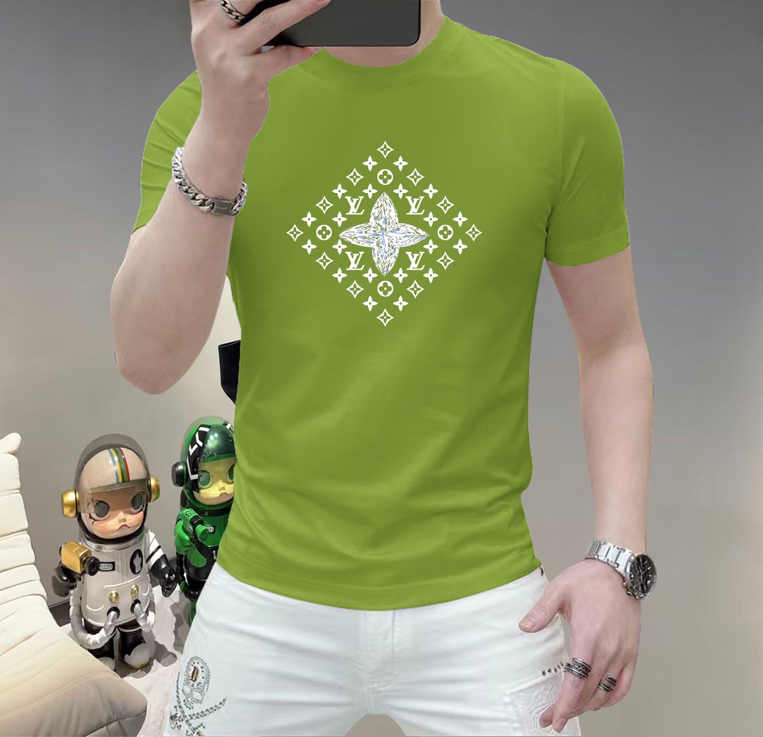 LV 這個春天，讓肌膚感受極致的溫柔與舒適！ 👕 全新男士夏季圓領蠶絲棉短袖T卹，現已優雅登場！ 🌟 精選優質蠶絲棉，柔軟透氣，輕盈貼合，讓你在炎炎夏日也能保持清爽自在。 🌟 經典圓領設計，簡約而不簡單，無論是日常出街或休閒聚會，都能輕鬆駕馭。 🌟 多種時尚色彩選擇，滿足你對個性的追求，讓每一天都充滿新鮮感。 尺寸M-5XL