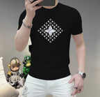 LV 這個春天，讓肌膚感受極致的溫柔與舒適！ 👕 全新男士夏季圓領蠶絲棉短袖T卹，現已優雅登場！ 🌟 精選優質蠶絲棉，柔軟透氣，輕盈貼合，讓你在炎炎夏日也能保持清爽自在。 🌟 經典圓領設計，簡約而不簡單，無論是日常出街或休閒聚會，都能輕鬆駕馭。 🌟 多種時尚色彩選擇，滿足你對個性的追求，讓每一天都充滿新鮮感。 尺寸M-5XL