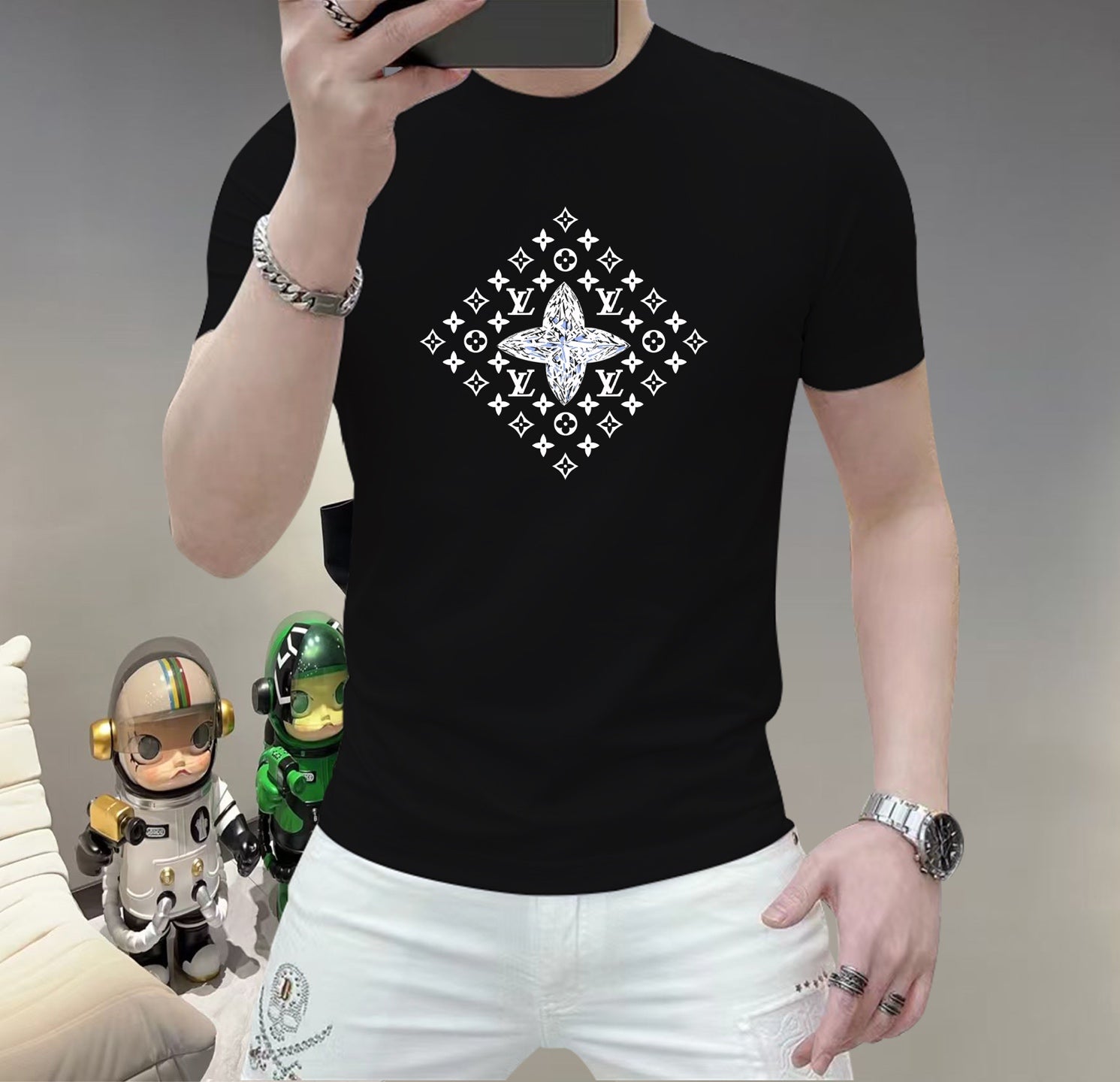 LV 這個春天，讓肌膚感受極致的溫柔與舒適！ 👕 全新男士夏季圓領蠶絲棉短袖T卹，現已優雅登場！ 🌟 精選優質蠶絲棉，柔軟透氣，輕盈貼合，讓你在炎炎夏日也能保持清爽自在。 🌟 經典圓領設計，簡約而不簡單，無論是日常出街或休閒聚會，都能輕鬆駕馭。 🌟 多種時尚色彩選擇，滿足你對個性的追求，讓每一天都充滿新鮮感。 尺寸M-5XL