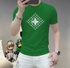LV 這個春天，讓肌膚感受極致的溫柔與舒適！ 👕 全新男士夏季圓領蠶絲棉短袖T卹，現已優雅登場！ 🌟 精選優質蠶絲棉，柔軟透氣，輕盈貼合，讓你在炎炎夏日也能保持清爽自在。 🌟 經典圓領設計，簡約而不簡單，無論是日常出街或休閒聚會，都能輕鬆駕馭。 🌟 多種時尚色彩選擇，滿足你對個性的追求，讓每一天都充滿新鮮感。 尺寸M-5XL