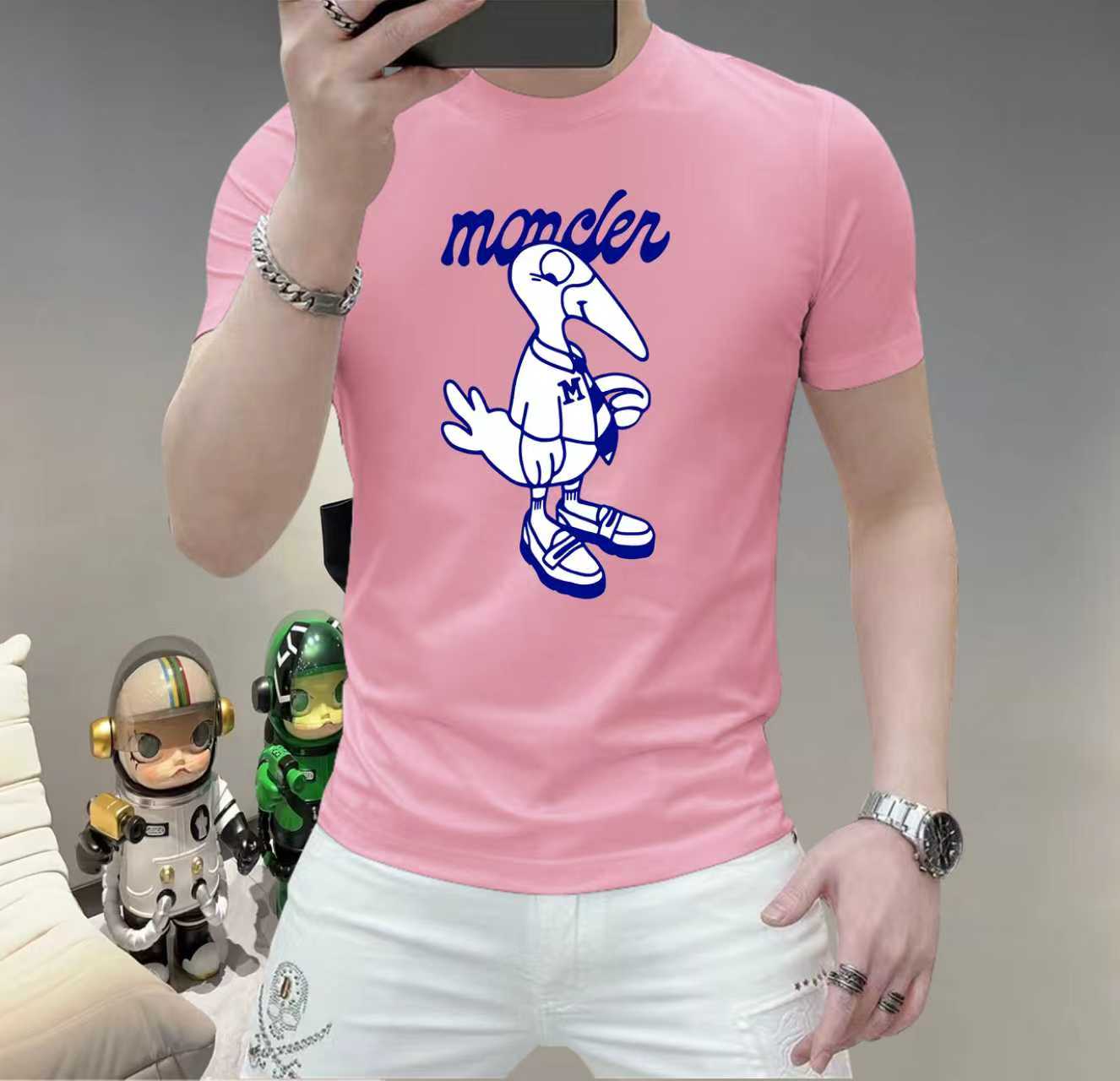 蒙口這個春天，讓肌膚感受極致的溫柔與舒適！ 👕 全新男士夏季圓領蠶絲棉短袖T卹，現已優雅登場！ 🌟 精選優質蠶絲棉，柔軟透氣，輕盈貼合，讓你在炎炎夏日也能保持清爽自在。 🌟 經典圓領設計，簡約而不簡單，無論是日常出街或休閒聚會，都能輕鬆駕馭。 🌟 多種時尚色彩選擇，滿足你對個性的追求，讓每一天都充滿新鮮感。 尺寸M-5XL