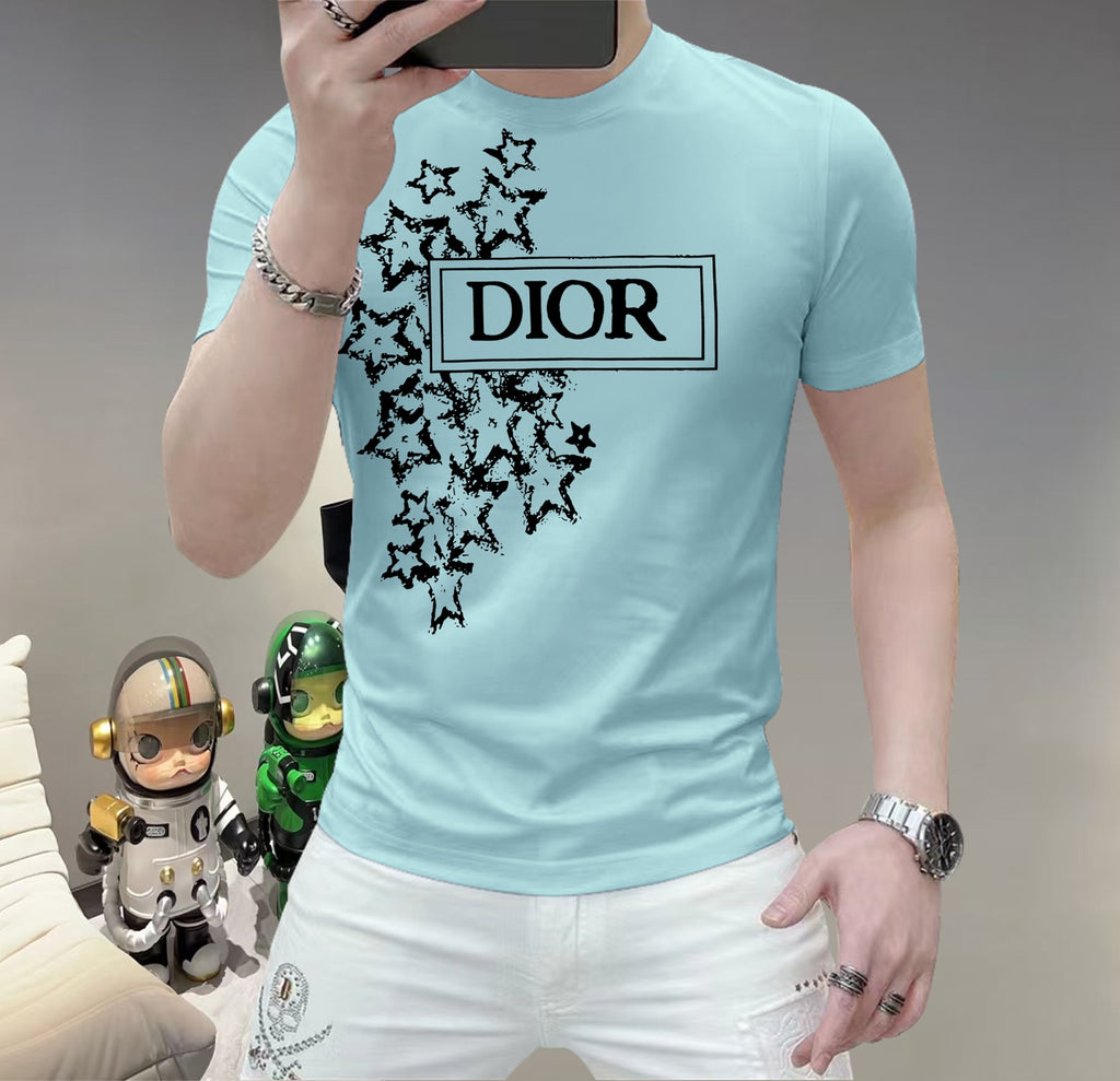 迪奧這個春天，讓肌膚感受極致的溫柔與舒適！ 👕 全新男士夏季圓領蠶絲棉短袖T卹，現已優雅登場！ 🌟 精選優質蠶絲棉，柔軟透氣，輕盈貼合，讓你在炎炎夏日也能保持清爽自在。 🌟 經典圓領設計，簡約而不簡單，無論是日常出街或休閒聚會，都能輕鬆駕馭。 🌟 多種時尚色彩選擇，滿足你對個性的追求，讓每一天都充滿新鮮感。 尺寸M-5XL