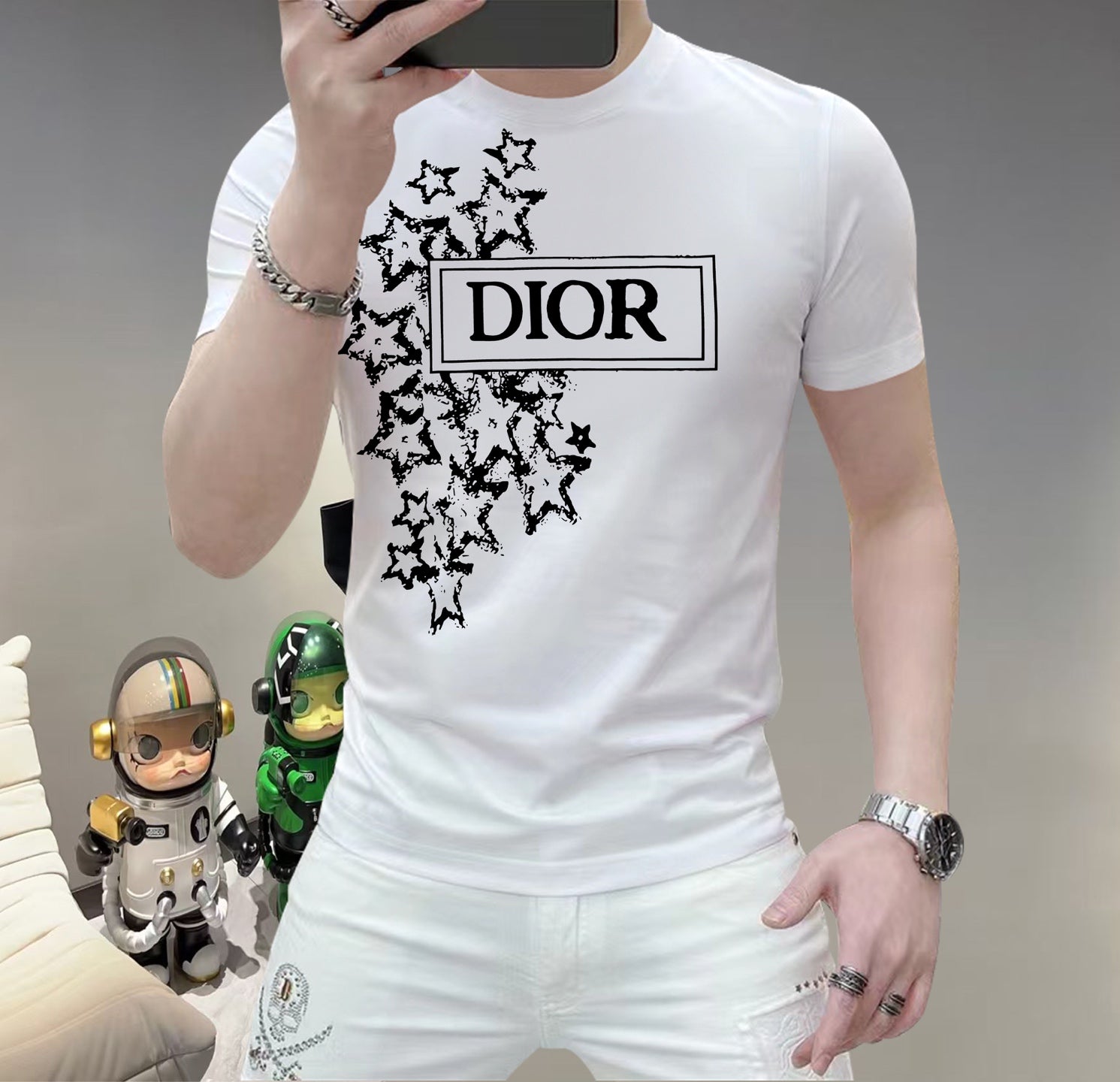 迪奧這個春天，讓肌膚感受極致的溫柔與舒適！ 👕 全新男士夏季圓領蠶絲棉短袖T卹，現已優雅登場！ 🌟 精選優質蠶絲棉，柔軟透氣，輕盈貼合，讓你在炎炎夏日也能保持清爽自在。 🌟 經典圓領設計，簡約而不簡單，無論是日常出街或休閒聚會，都能輕鬆駕馭。 🌟 多種時尚色彩選擇，滿足你對個性的追求，讓每一天都充滿新鮮感。 尺寸M-5XL