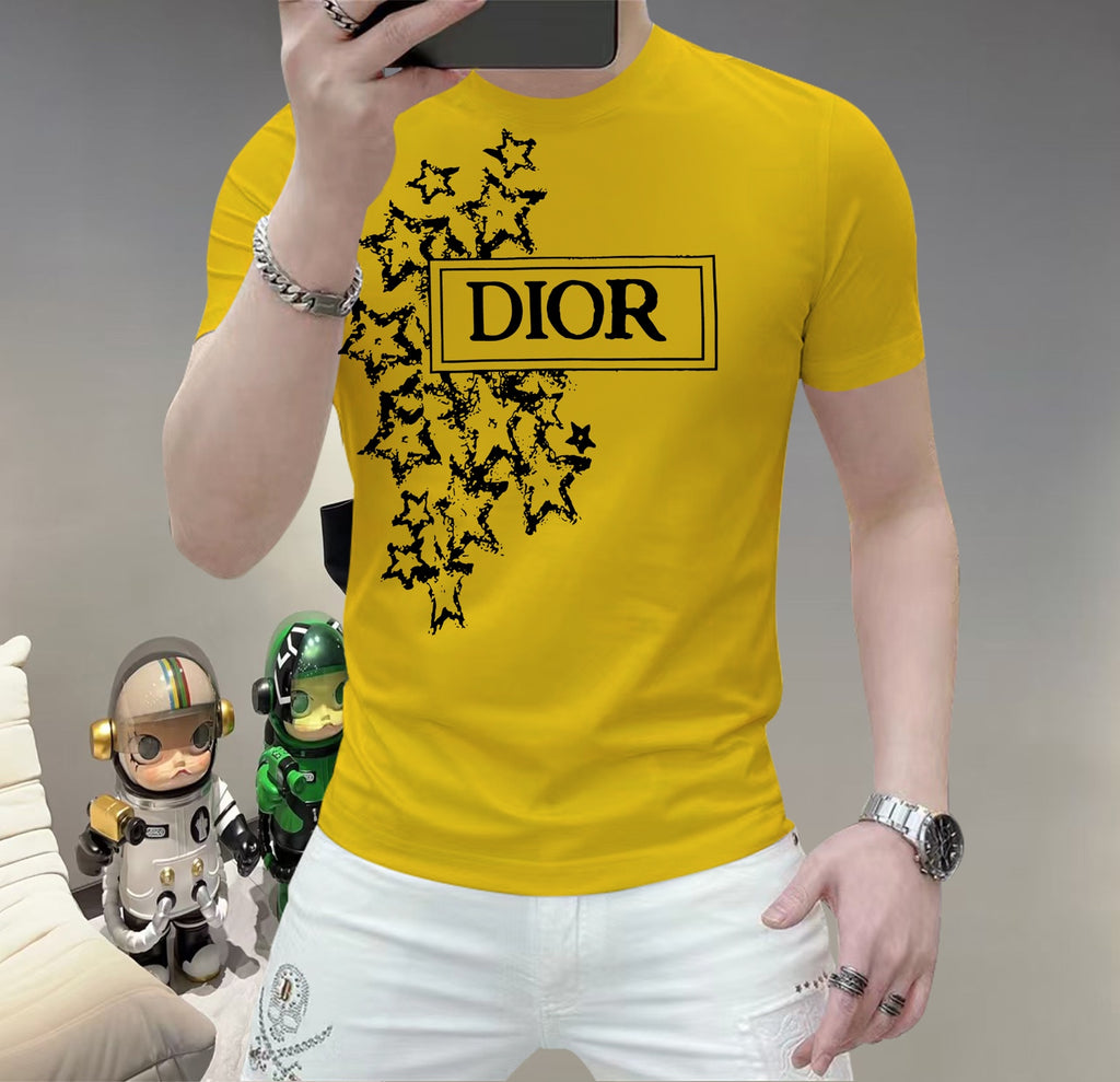 迪奧這個春天，讓肌膚感受極致的溫柔與舒適！ 👕 全新男士夏季圓領蠶絲棉短袖T卹，現已優雅登場！ 🌟 精選優質蠶絲棉，柔軟透氣，輕盈貼合，讓你在炎炎夏日也能保持清爽自在。 🌟 經典圓領設計，簡約而不簡單，無論是日常出街或休閒聚會，都能輕鬆駕馭。 🌟 多種時尚色彩選擇，滿足你對個性的追求，讓每一天都充滿新鮮感。 尺寸M-5XL