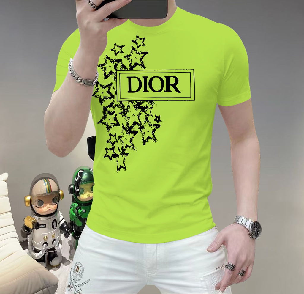 迪奧這個春天，讓肌膚感受極致的溫柔與舒適！ 👕 全新男士夏季圓領蠶絲棉短袖T卹，現已優雅登場！ 🌟 精選優質蠶絲棉，柔軟透氣，輕盈貼合，讓你在炎炎夏日也能保持清爽自在。 🌟 經典圓領設計，簡約而不簡單，無論是日常出街或休閒聚會，都能輕鬆駕馭。 🌟 多種時尚色彩選擇，滿足你對個性的追求，讓每一天都充滿新鮮感。 尺寸M-5XL