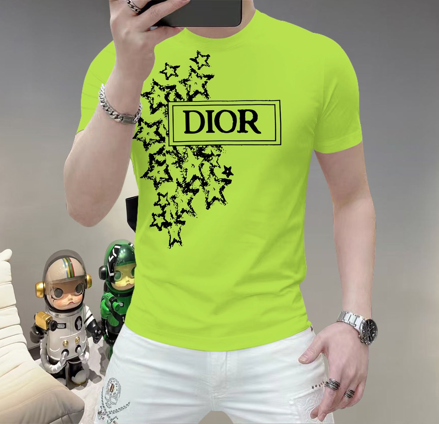 迪奧這個春天，讓肌膚感受極致的溫柔與舒適！ 👕 全新男士夏季圓領蠶絲棉短袖T卹，現已優雅登場！ 🌟 精選優質蠶絲棉，柔軟透氣，輕盈貼合，讓你在炎炎夏日也能保持清爽自在。 🌟 經典圓領設計，簡約而不簡單，無論是日常出街或休閒聚會，都能輕鬆駕馭。 🌟 多種時尚色彩選擇，滿足你對個性的追求，讓每一天都充滿新鮮感。 尺寸M-5XL