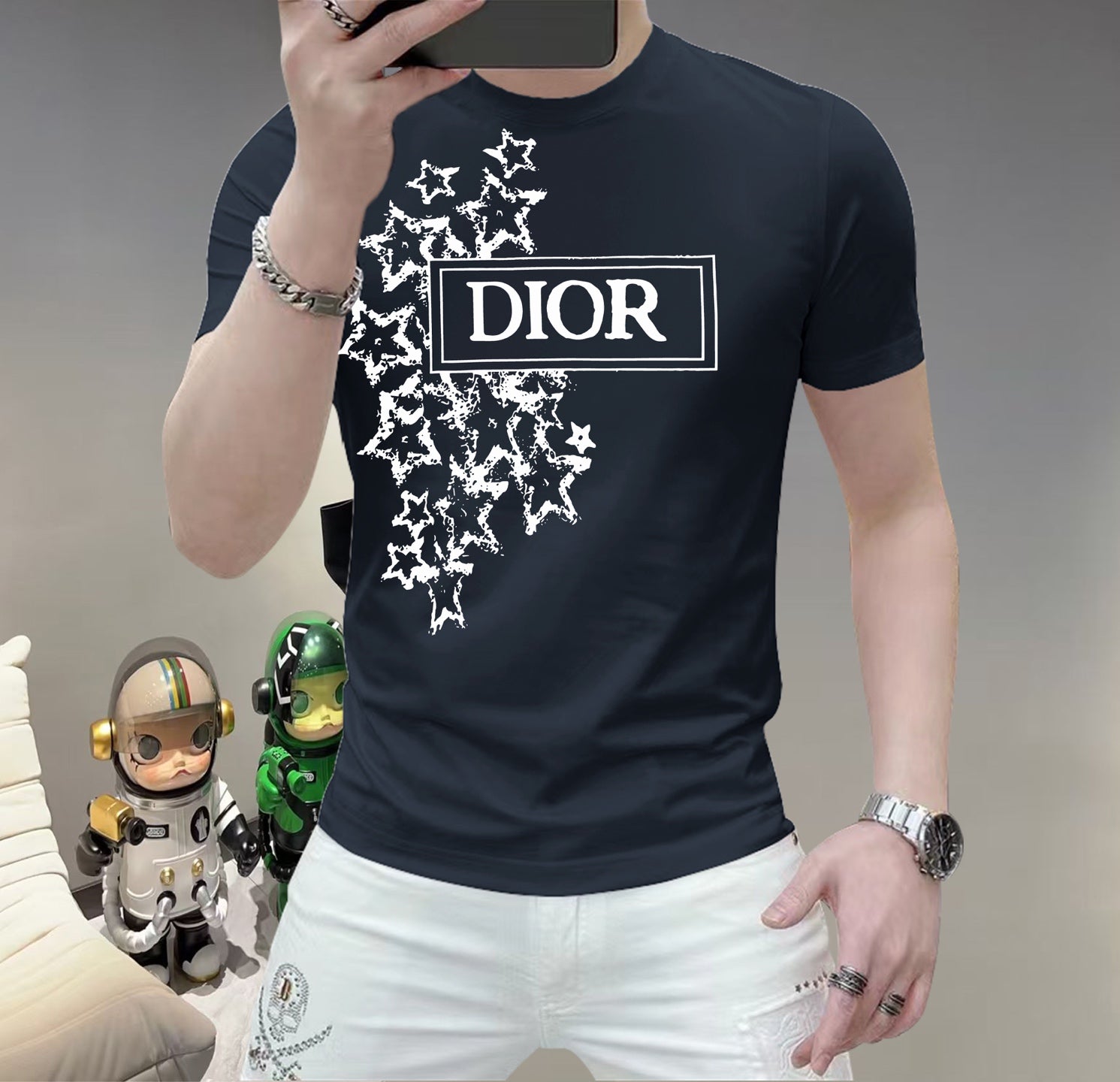 迪奧這個春天，讓肌膚感受極致的溫柔與舒適！ 👕 全新男士夏季圓領蠶絲棉短袖T卹，現已優雅登場！ 🌟 精選優質蠶絲棉，柔軟透氣，輕盈貼合，讓你在炎炎夏日也能保持清爽自在。 🌟 經典圓領設計，簡約而不簡單，無論是日常出街或休閒聚會，都能輕鬆駕馭。 🌟 多種時尚色彩選擇，滿足你對個性的追求，讓每一天都充滿新鮮感。 尺寸M-5XL