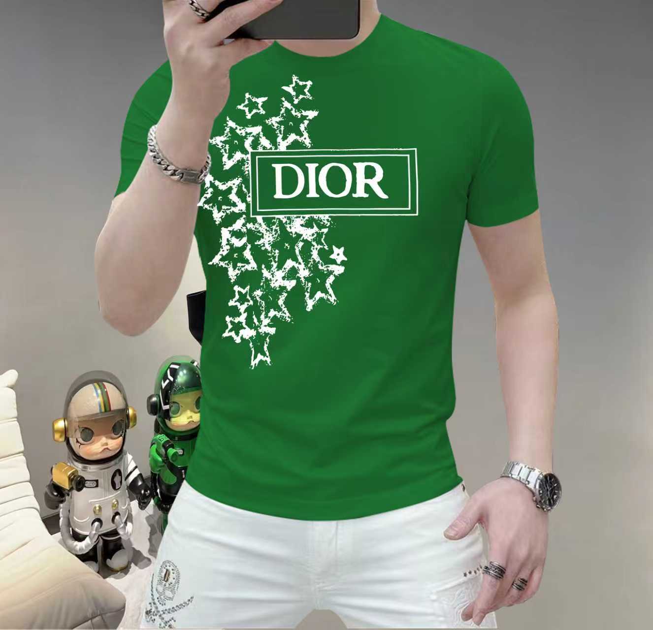迪奧這個春天，讓肌膚感受極致的溫柔與舒適！ 👕 全新男士夏季圓領蠶絲棉短袖T卹，現已優雅登場！ 🌟 精選優質蠶絲棉，柔軟透氣，輕盈貼合，讓你在炎炎夏日也能保持清爽自在。 🌟 經典圓領設計，簡約而不簡單，無論是日常出街或休閒聚會，都能輕鬆駕馭。 🌟 多種時尚色彩選擇，滿足你對個性的追求，讓每一天都充滿新鮮感。 尺寸M-5XL