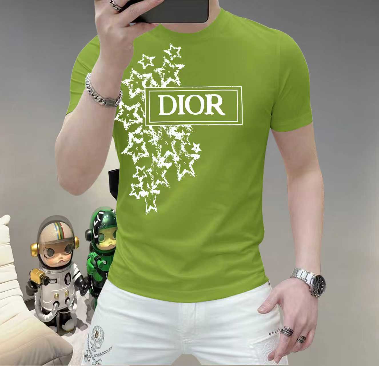 迪奧這個春天，讓肌膚感受極致的溫柔與舒適！ 👕 全新男士夏季圓領蠶絲棉短袖T卹，現已優雅登場！ 🌟 精選優質蠶絲棉，柔軟透氣，輕盈貼合，讓你在炎炎夏日也能保持清爽自在。 🌟 經典圓領設計，簡約而不簡單，無論是日常出街或休閒聚會，都能輕鬆駕馭。 🌟 多種時尚色彩選擇，滿足你對個性的追求，讓每一天都充滿新鮮感。 尺寸M-5XL
