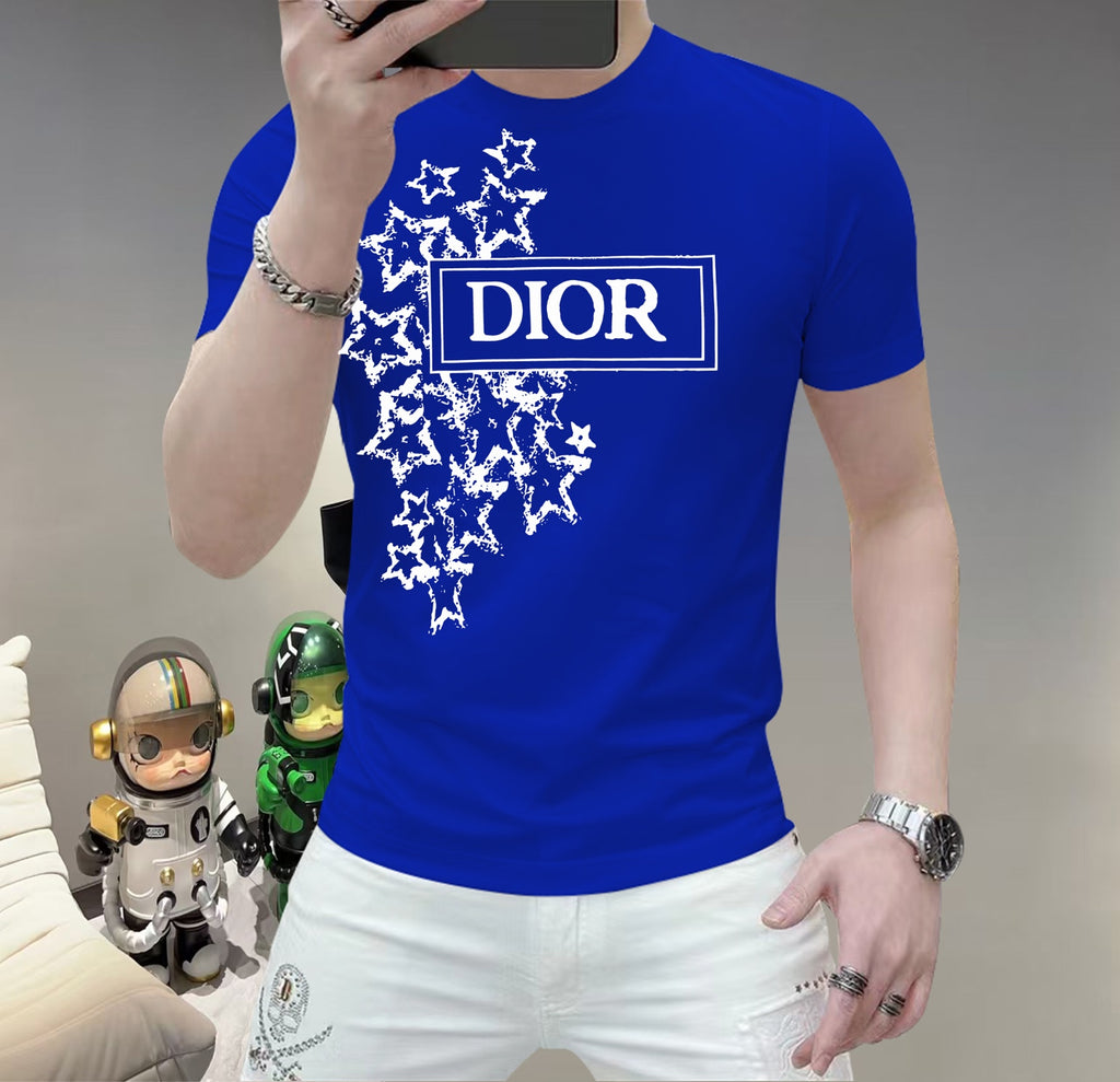 迪奧這個春天，讓肌膚感受極致的溫柔與舒適！ 👕 全新男士夏季圓領蠶絲棉短袖T卹，現已優雅登場！ 🌟 精選優質蠶絲棉，柔軟透氣，輕盈貼合，讓你在炎炎夏日也能保持清爽自在。 🌟 經典圓領設計，簡約而不簡單，無論是日常出街或休閒聚會，都能輕鬆駕馭。 🌟 多種時尚色彩選擇，滿足你對個性的追求，讓每一天都充滿新鮮感。 尺寸M-5XL