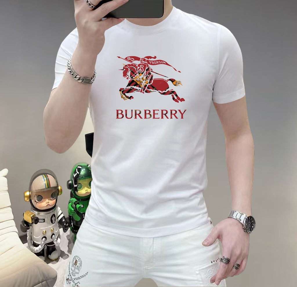 巴寶莉這個春天，讓肌膚感受極致的溫柔與舒適！ 👕 全新男士夏季圓領蠶絲棉短袖T卹，現已優雅登場！ 🌟 精選優質蠶絲棉，柔軟透氣，輕盈貼合，讓你在炎炎夏日也能保持清爽自在。 🌟 經典圓領設計，簡約而不簡單，無論是日常出街或休閒聚會，都能輕鬆駕馭。 🌟 多種時尚色彩選擇，滿足你對個性的追求，讓每一天都充滿新鮮感。 尺寸M-5XL