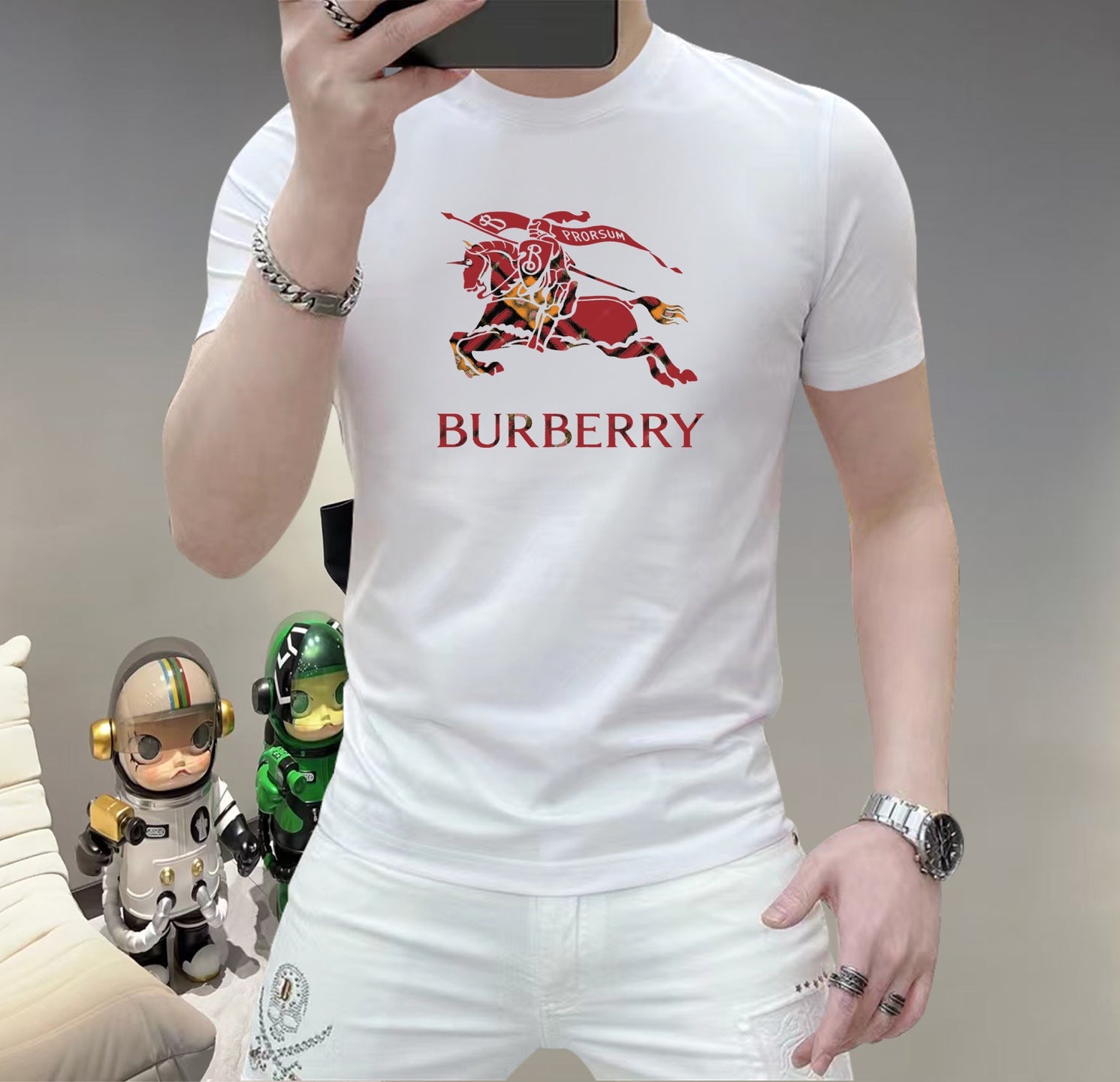 巴寶莉這個春天，讓肌膚感受極致的溫柔與舒適！ 👕 全新男士夏季圓領蠶絲棉短袖T卹，現已優雅登場！ 🌟 精選優質蠶絲棉，柔軟透氣，輕盈貼合，讓你在炎炎夏日也能保持清爽自在。 🌟 經典圓領設計，簡約而不簡單，無論是日常出街或休閒聚會，都能輕鬆駕馭。 🌟 多種時尚色彩選擇，滿足你對個性的追求，讓每一天都充滿新鮮感。 尺寸M-5XL