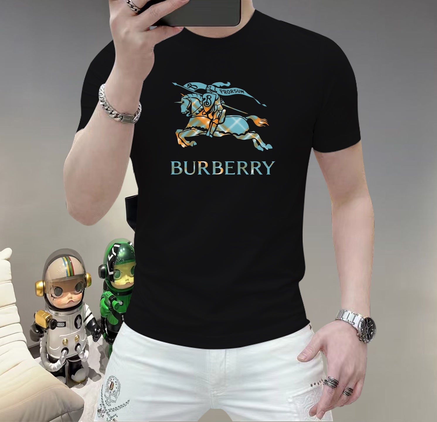 巴寶莉這個春天，讓肌膚感受極致的溫柔與舒適！ 👕 全新男士夏季圓領蠶絲棉短袖T卹，現已優雅登場！ 🌟 精選優質蠶絲棉，柔軟透氣，輕盈貼合，讓你在炎炎夏日也能保持清爽自在。 🌟 經典圓領設計，簡約而不簡單，無論是日常出街或休閒聚會，都能輕鬆駕馭。 🌟 多種時尚色彩選擇，滿足你對個性的追求，讓每一天都充滿新鮮感。 尺寸M-5XL