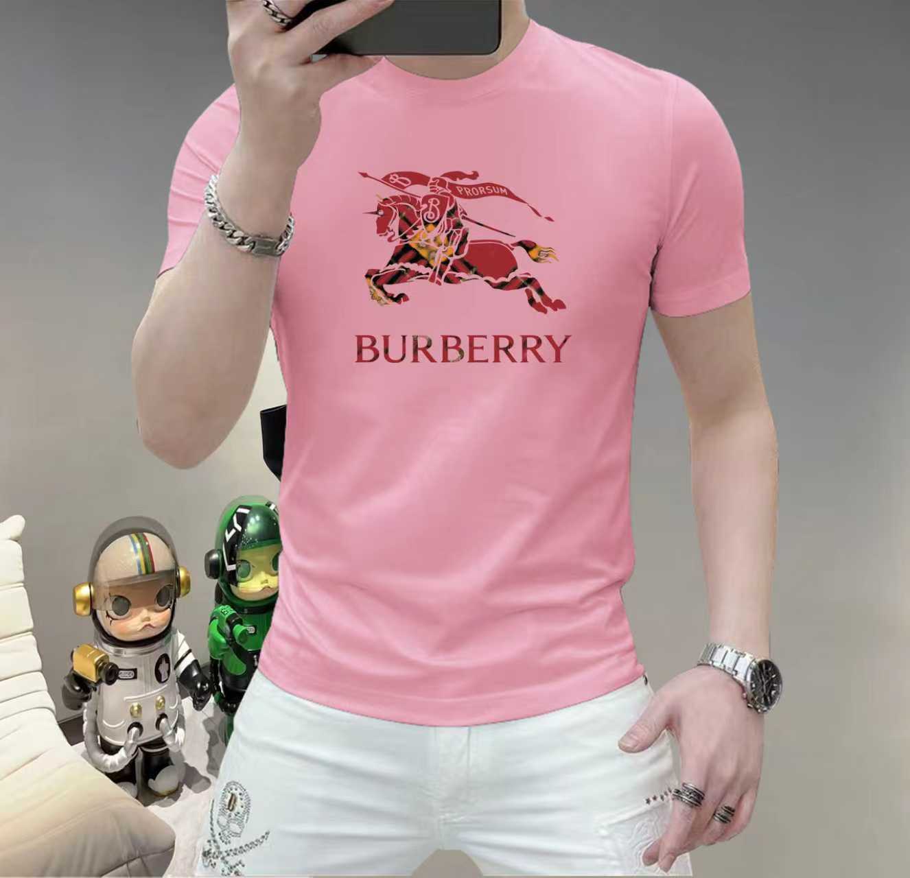 巴寶莉這個春天，讓肌膚感受極致的溫柔與舒適！ 👕 全新男士夏季圓領蠶絲棉短袖T卹，現已優雅登場！ 🌟 精選優質蠶絲棉，柔軟透氣，輕盈貼合，讓你在炎炎夏日也能保持清爽自在。 🌟 經典圓領設計，簡約而不簡單，無論是日常出街或休閒聚會，都能輕鬆駕馭。 🌟 多種時尚色彩選擇，滿足你對個性的追求，讓每一天都充滿新鮮感。 尺寸M-5XL