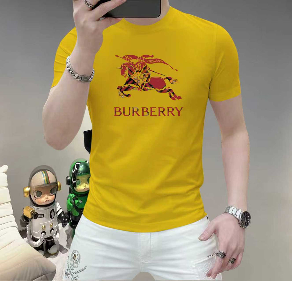 巴寶莉這個春天，讓肌膚感受極致的溫柔與舒適！ 👕 全新男士夏季圓領蠶絲棉短袖T卹，現已優雅登場！ 🌟 精選優質蠶絲棉，柔軟透氣，輕盈貼合，讓你在炎炎夏日也能保持清爽自在。 🌟 經典圓領設計，簡約而不簡單，無論是日常出街或休閒聚會，都能輕鬆駕馭。 🌟 多種時尚色彩選擇，滿足你對個性的追求，讓每一天都充滿新鮮感。 尺寸M-5XL