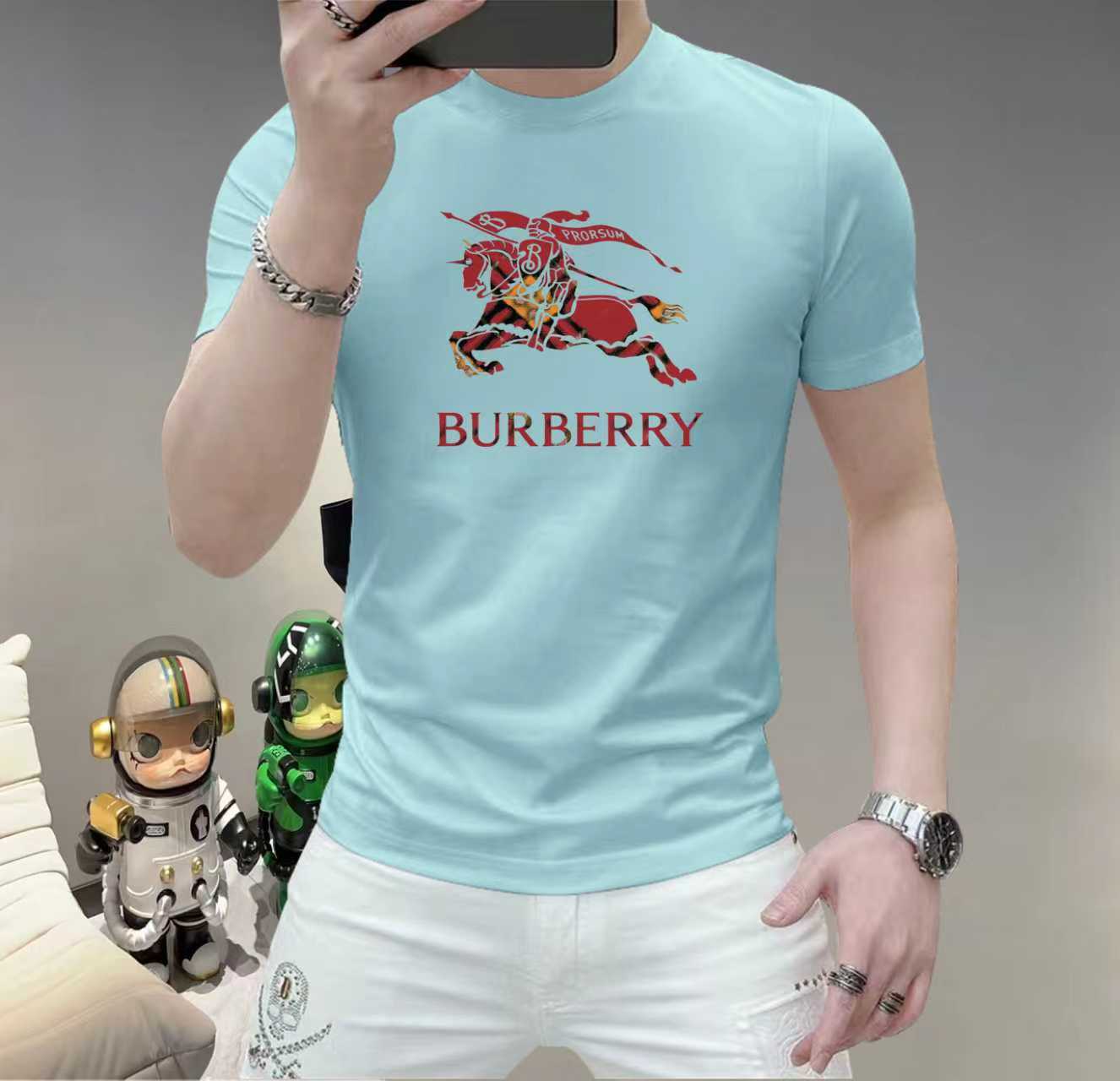 巴寶莉這個春天，讓肌膚感受極致的溫柔與舒適！ 👕 全新男士夏季圓領蠶絲棉短袖T卹，現已優雅登場！ 🌟 精選優質蠶絲棉，柔軟透氣，輕盈貼合，讓你在炎炎夏日也能保持清爽自在。 🌟 經典圓領設計，簡約而不簡單，無論是日常出街或休閒聚會，都能輕鬆駕馭。 🌟 多種時尚色彩選擇，滿足你對個性的追求，讓每一天都充滿新鮮感。 尺寸M-5XL
