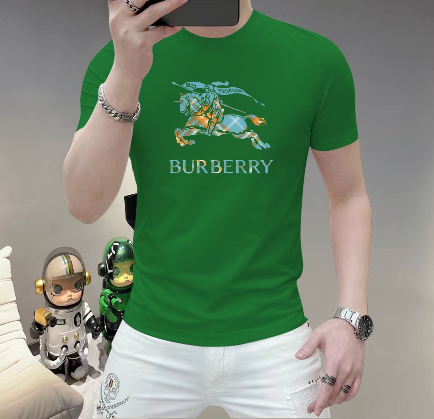 巴寶莉這個春天，讓肌膚感受極致的溫柔與舒適！ 👕 全新男士夏季圓領蠶絲棉短袖T卹，現已優雅登場！ 🌟 精選優質蠶絲棉，柔軟透氣，輕盈貼合，讓你在炎炎夏日也能保持清爽自在。 🌟 經典圓領設計，簡約而不簡單，無論是日常出街或休閒聚會，都能輕鬆駕馭。 🌟 多種時尚色彩選擇，滿足你對個性的追求，讓每一天都充滿新鮮感。 尺寸M-5XL
