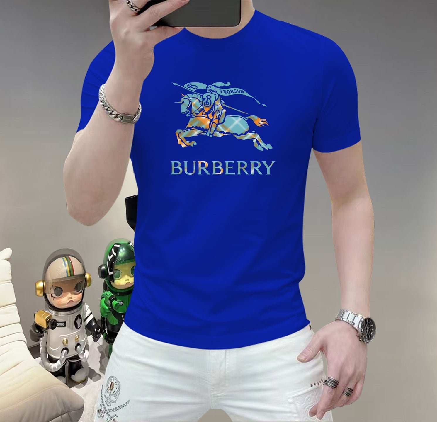 巴寶莉這個春天，讓肌膚感受極致的溫柔與舒適！ 👕 全新男士夏季圓領蠶絲棉短袖T卹，現已優雅登場！ 🌟 精選優質蠶絲棉，柔軟透氣，輕盈貼合，讓你在炎炎夏日也能保持清爽自在。 🌟 經典圓領設計，簡約而不簡單，無論是日常出街或休閒聚會，都能輕鬆駕馭。 🌟 多種時尚色彩選擇，滿足你對個性的追求，讓每一天都充滿新鮮感。 尺寸M-5XL