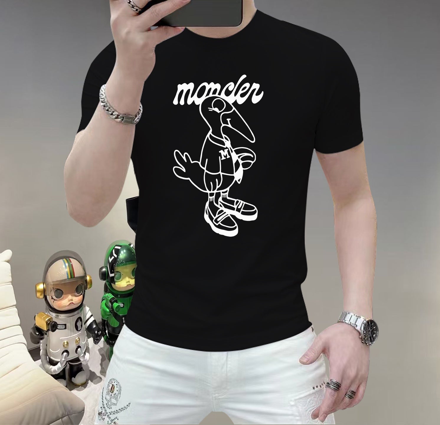 蒙口這個春天，讓肌膚感受極致的溫柔與舒適！ 👕 全新男士夏季圓領蠶絲棉短袖T卹，現已優雅登場！ 🌟 精選優質蠶絲棉，柔軟透氣，輕盈貼合，讓你在炎炎夏日也能保持清爽自在。 🌟 經典圓領設計，簡約而不簡單，無論是日常出街或休閒聚會，都能輕鬆駕馭。 🌟 多種時尚色彩選擇，滿足你對個性的追求，讓每一天都充滿新鮮感。 尺寸M-5XL