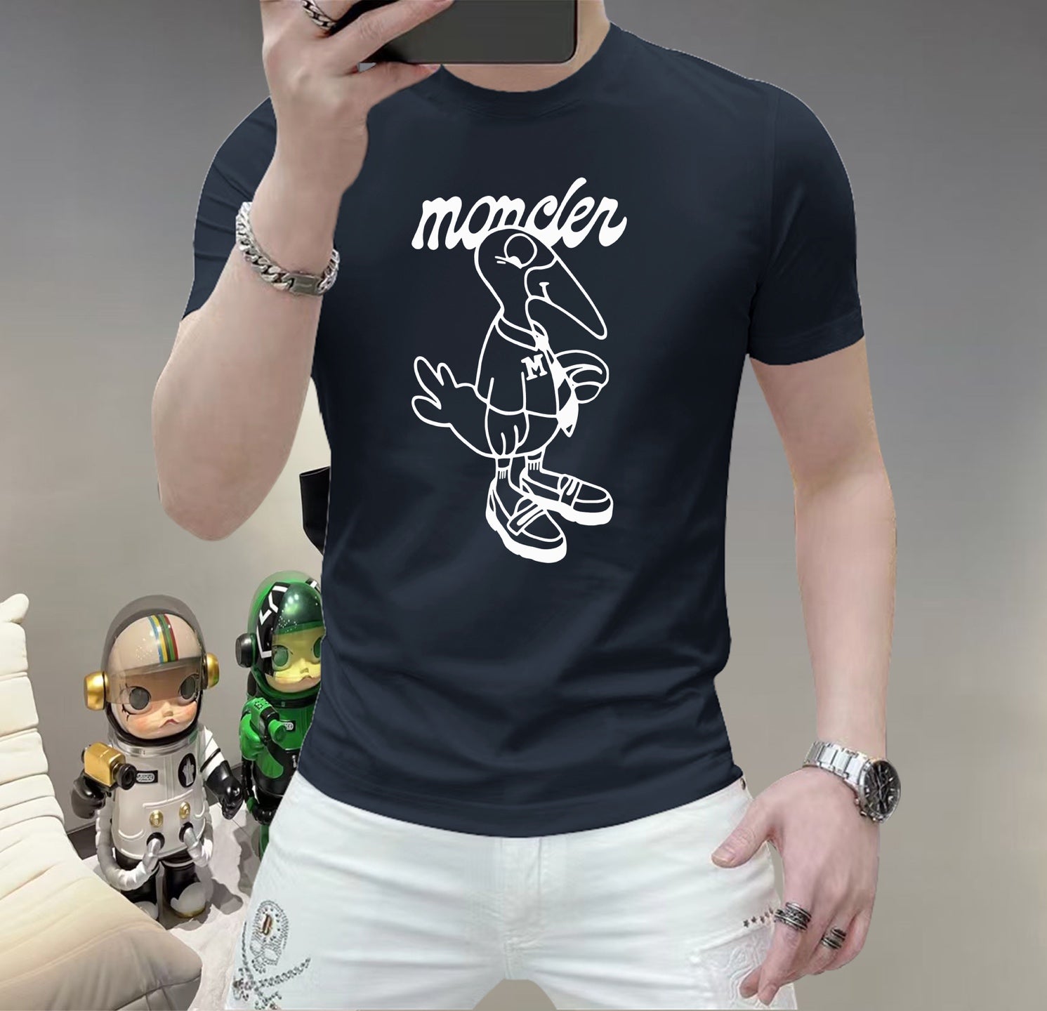 蒙口這個春天，讓肌膚感受極致的溫柔與舒適！ 👕 全新男士夏季圓領蠶絲棉短袖T卹，現已優雅登場！ 🌟 精選優質蠶絲棉，柔軟透氣，輕盈貼合，讓你在炎炎夏日也能保持清爽自在。 🌟 經典圓領設計，簡約而不簡單，無論是日常出街或休閒聚會，都能輕鬆駕馭。 🌟 多種時尚色彩選擇，滿足你對個性的追求，讓每一天都充滿新鮮感。 尺寸M-5XL