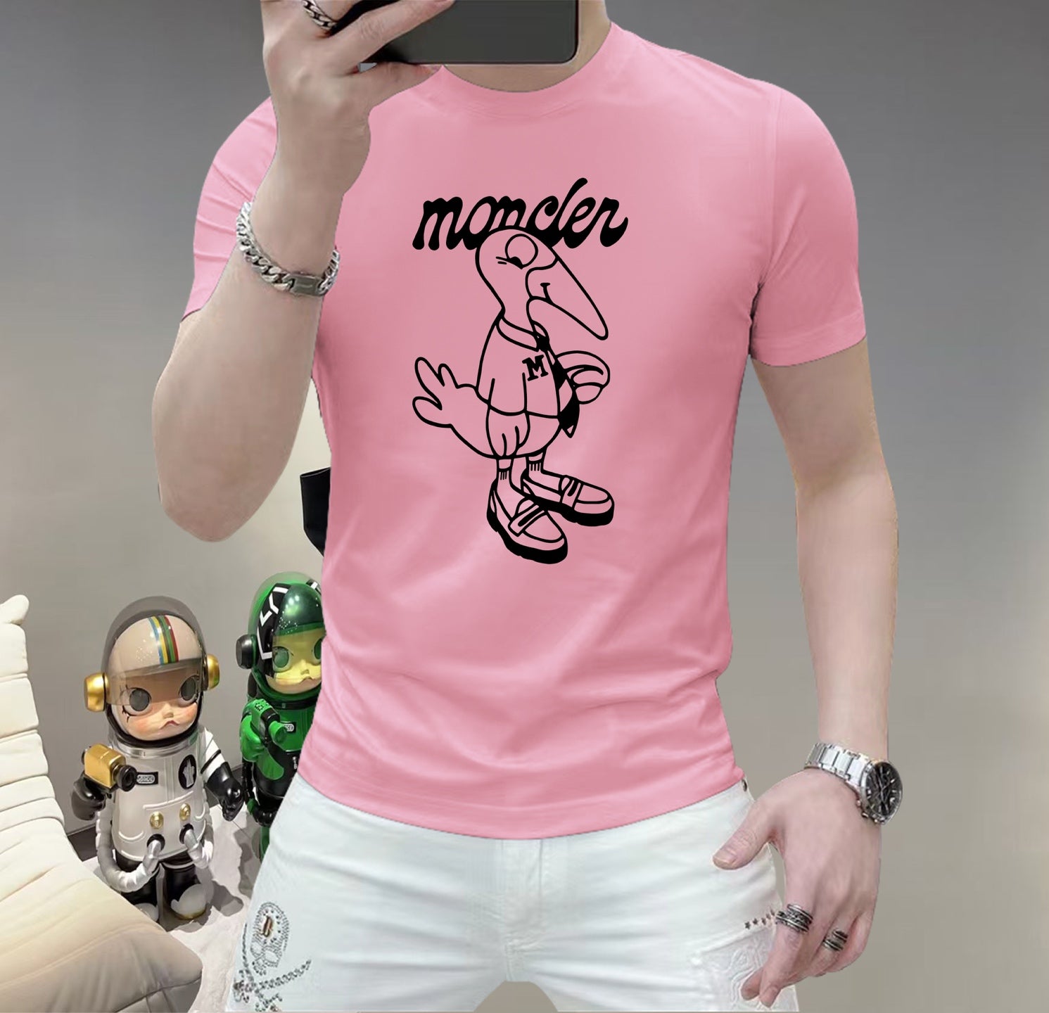 蒙口這個春天，讓肌膚感受極致的溫柔與舒適！ 👕 全新男士夏季圓領蠶絲棉短袖T卹，現已優雅登場！ 🌟 精選優質蠶絲棉，柔軟透氣，輕盈貼合，讓你在炎炎夏日也能保持清爽自在。 🌟 經典圓領設計，簡約而不簡單，無論是日常出街或休閒聚會，都能輕鬆駕馭。 🌟 多種時尚色彩選擇，滿足你對個性的追求，讓每一天都充滿新鮮感。 尺寸M-5XL