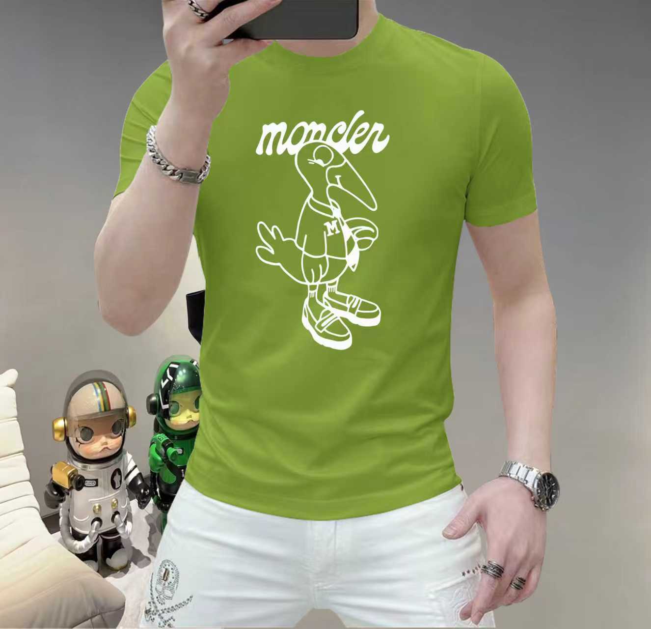 蒙口這個春天，讓肌膚感受極致的溫柔與舒適！ 👕 全新男士夏季圓領蠶絲棉短袖T卹，現已優雅登場！ 🌟 精選優質蠶絲棉，柔軟透氣，輕盈貼合，讓你在炎炎夏日也能保持清爽自在。 🌟 經典圓領設計，簡約而不簡單，無論是日常出街或休閒聚會，都能輕鬆駕馭。 🌟 多種時尚色彩選擇，滿足你對個性的追求，讓每一天都充滿新鮮感。 尺寸M-5XL