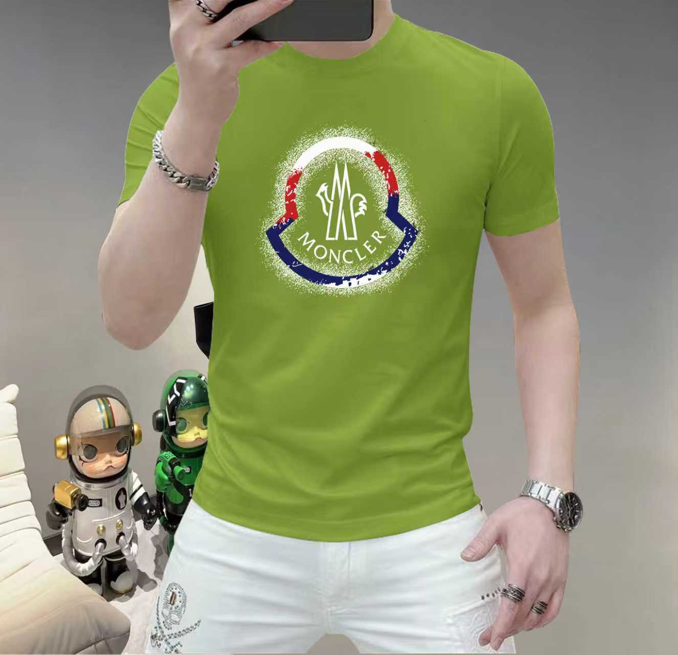蒙口這個春天，讓肌膚感受極致的溫柔與舒適！ 👕 全新男士夏季圓領蠶絲棉短袖T卹，現已優雅登場！ 🌟 精選優質蠶絲棉，柔軟透氣，輕盈貼合，讓你在炎炎夏日也能保持清爽自在。 🌟 經典圓領設計，簡約而不簡單，無論是日常出街或休閒聚會，都能輕鬆駕馭。 🌟 多種時尚色彩選擇，滿足你對個性的追求，讓每一天都充滿新鮮感。 尺寸M-5XL
