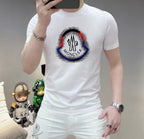 蒙口這個春天，讓肌膚感受極致的溫柔與舒適！ 👕 全新男士夏季圓領蠶絲棉短袖T卹，現已優雅登場！ 🌟 精選優質蠶絲棉，柔軟透氣，輕盈貼合，讓你在炎炎夏日也能保持清爽自在。 🌟 經典圓領設計，簡約而不簡單，無論是日常出街或休閒聚會，都能輕鬆駕馭。 🌟 多種時尚色彩選擇，滿足你對個性的追求，讓每一天都充滿新鮮感。 尺寸M-5XL