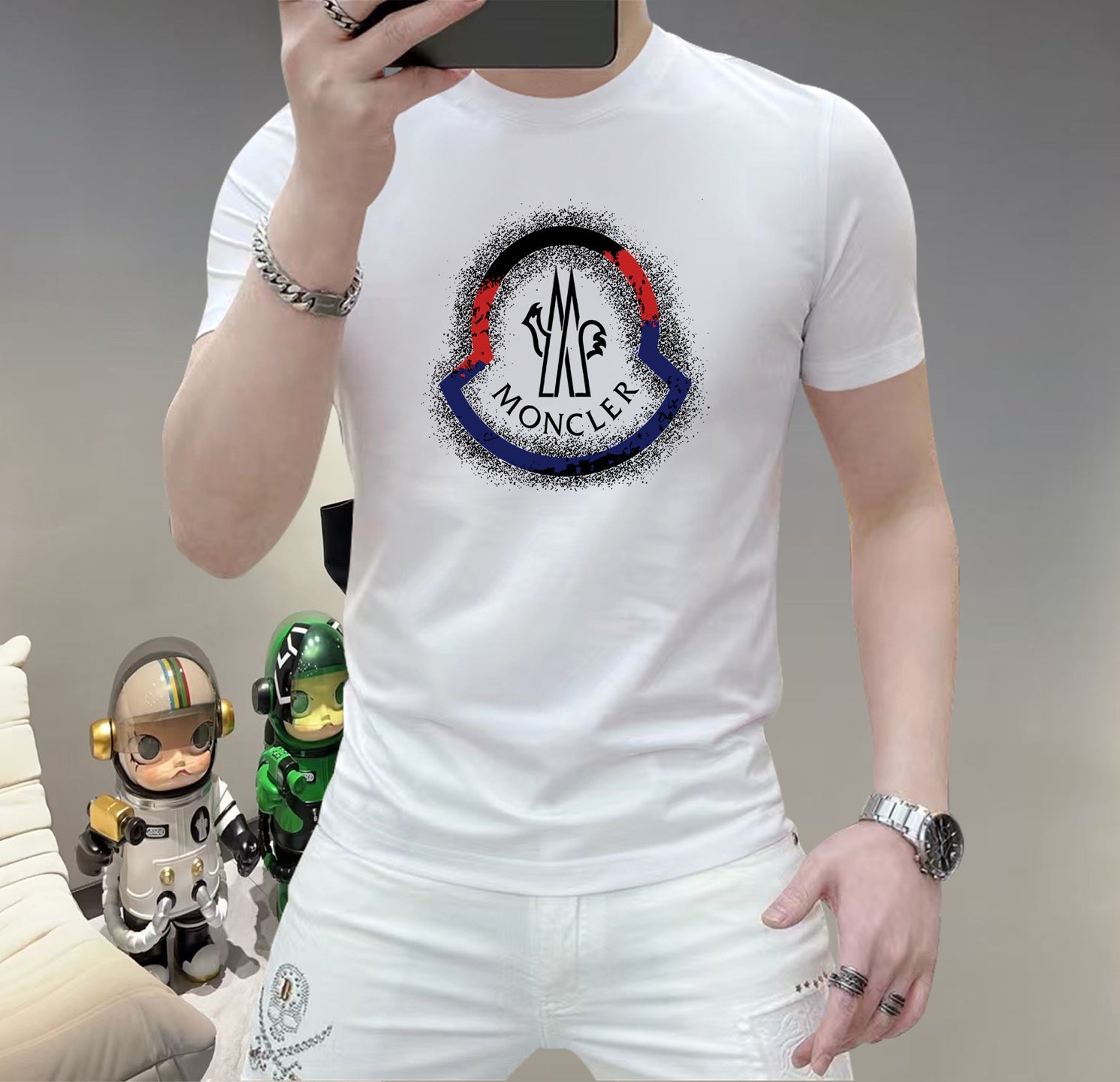 蒙口這個春天，讓肌膚感受極致的溫柔與舒適！ 👕 全新男士夏季圓領蠶絲棉短袖T卹，現已優雅登場！ 🌟 精選優質蠶絲棉，柔軟透氣，輕盈貼合，讓你在炎炎夏日也能保持清爽自在。 🌟 經典圓領設計，簡約而不簡單，無論是日常出街或休閒聚會，都能輕鬆駕馭。 🌟 多種時尚色彩選擇，滿足你對個性的追求，讓每一天都充滿新鮮感。 尺寸M-5XL