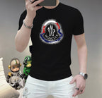 蒙口這個春天，讓肌膚感受極致的溫柔與舒適！ 👕 全新男士夏季圓領蠶絲棉短袖T卹，現已優雅登場！ 🌟 精選優質蠶絲棉，柔軟透氣，輕盈貼合，讓你在炎炎夏日也能保持清爽自在。 🌟 經典圓領設計，簡約而不簡單，無論是日常出街或休閒聚會，都能輕鬆駕馭。 🌟 多種時尚色彩選擇，滿足你對個性的追求，讓每一天都充滿新鮮感。 尺寸M-5XL