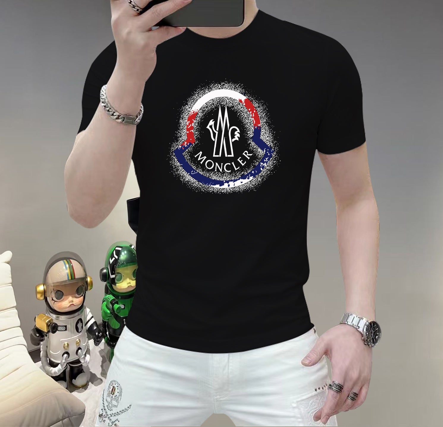 蒙口這個春天，讓肌膚感受極致的溫柔與舒適！ 👕 全新男士夏季圓領蠶絲棉短袖T卹，現已優雅登場！ 🌟 精選優質蠶絲棉，柔軟透氣，輕盈貼合，讓你在炎炎夏日也能保持清爽自在。 🌟 經典圓領設計，簡約而不簡單，無論是日常出街或休閒聚會，都能輕鬆駕馭。 🌟 多種時尚色彩選擇，滿足你對個性的追求，讓每一天都充滿新鮮感。 尺寸M-5XL