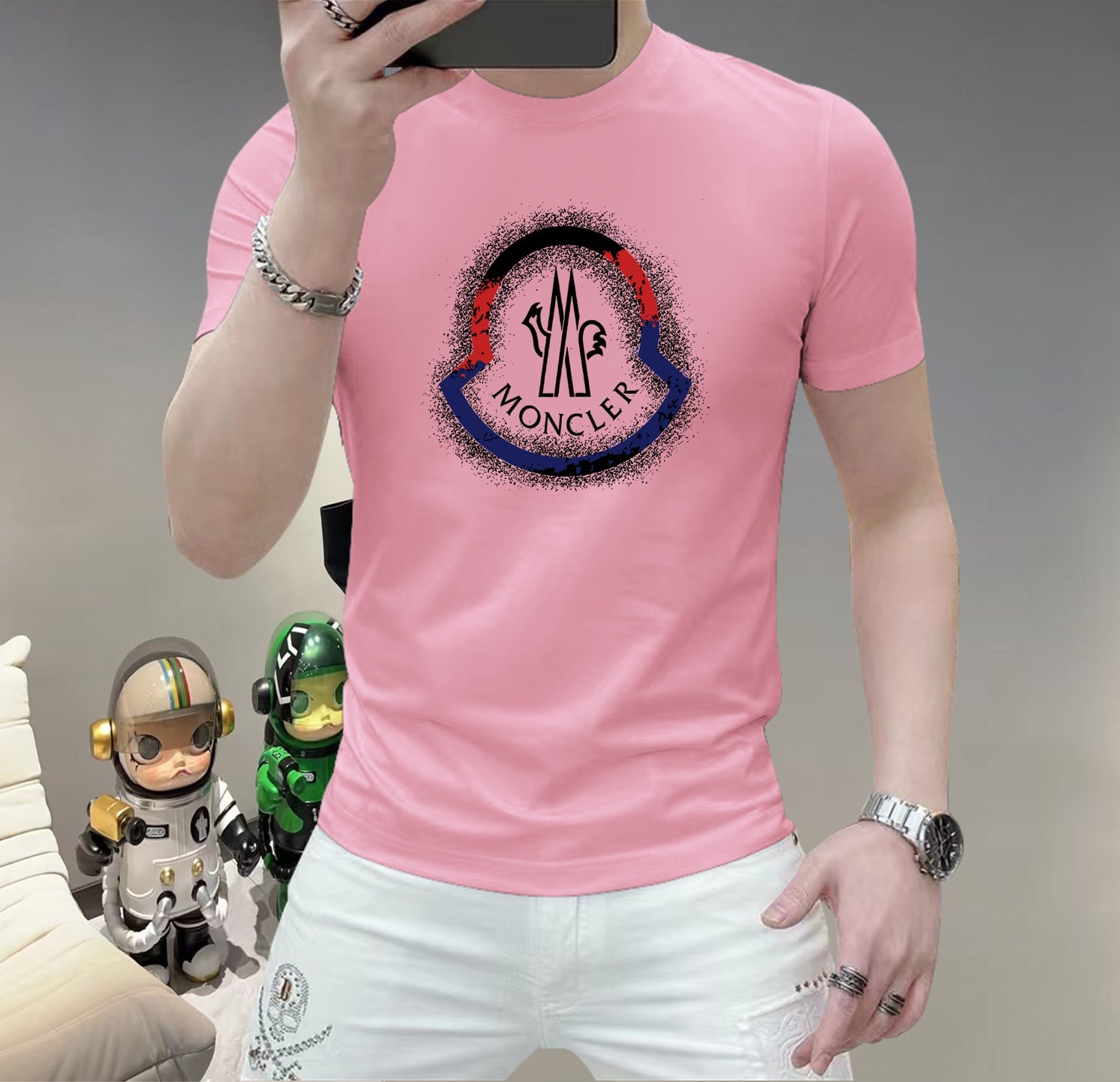 蒙口這個春天，讓肌膚感受極致的溫柔與舒適！ 👕 全新男士夏季圓領蠶絲棉短袖T卹，現已優雅登場！ 🌟 精選優質蠶絲棉，柔軟透氣，輕盈貼合，讓你在炎炎夏日也能保持清爽自在。 🌟 經典圓領設計，簡約而不簡單，無論是日常出街或休閒聚會，都能輕鬆駕馭。 🌟 多種時尚色彩選擇，滿足你對個性的追求，讓每一天都充滿新鮮感。 尺寸M-5XL