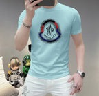 蒙口這個春天，讓肌膚感受極致的溫柔與舒適！ 👕 全新男士夏季圓領蠶絲棉短袖T卹，現已優雅登場！ 🌟 精選優質蠶絲棉，柔軟透氣，輕盈貼合，讓你在炎炎夏日也能保持清爽自在。 🌟 經典圓領設計，簡約而不簡單，無論是日常出街或休閒聚會，都能輕鬆駕馭。 🌟 多種時尚色彩選擇，滿足你對個性的追求，讓每一天都充滿新鮮感。 尺寸M-5XL