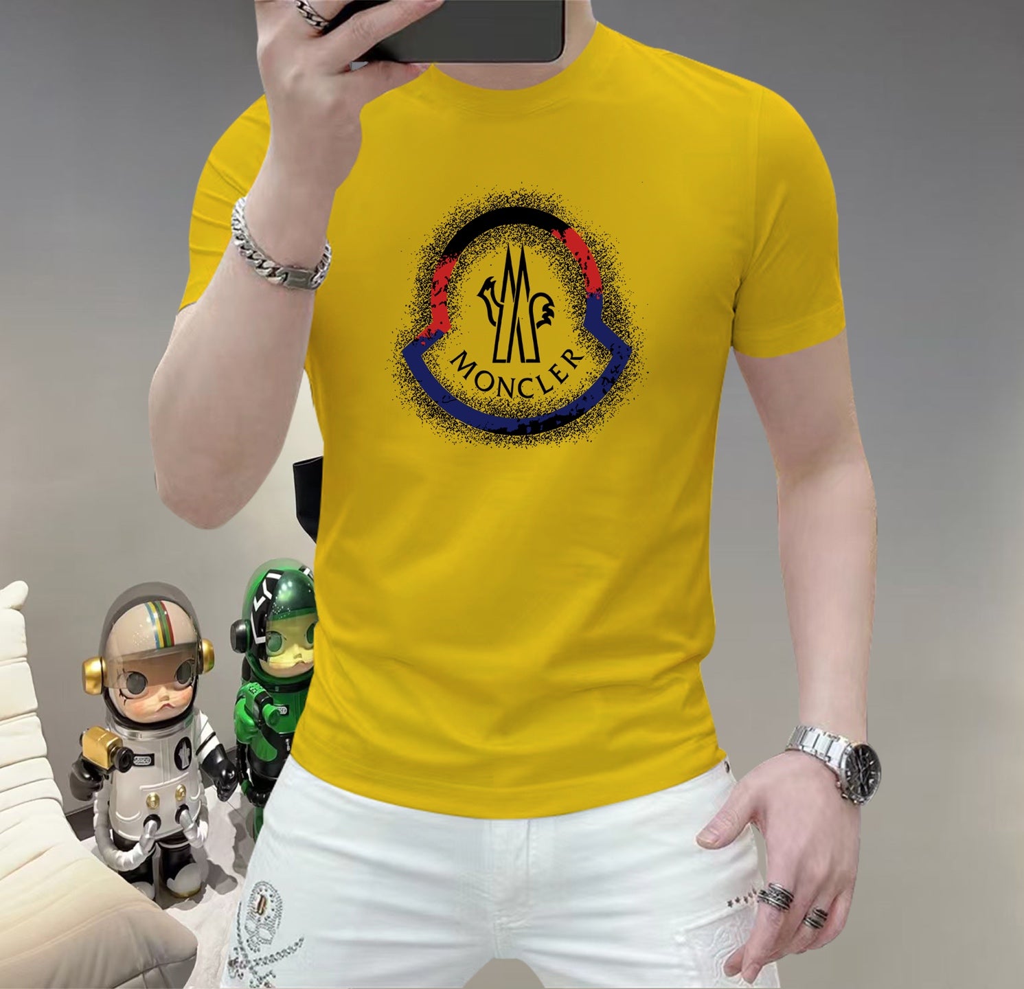 蒙口這個春天，讓肌膚感受極致的溫柔與舒適！ 👕 全新男士夏季圓領蠶絲棉短袖T卹，現已優雅登場！ 🌟 精選優質蠶絲棉，柔軟透氣，輕盈貼合，讓你在炎炎夏日也能保持清爽自在。 🌟 經典圓領設計，簡約而不簡單，無論是日常出街或休閒聚會，都能輕鬆駕馭。 🌟 多種時尚色彩選擇，滿足你對個性的追求，讓每一天都充滿新鮮感。 尺寸M-5XL
