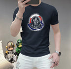 蒙口這個春天，讓肌膚感受極致的溫柔與舒適！ 👕 全新男士夏季圓領蠶絲棉短袖T卹，現已優雅登場！ 🌟 精選優質蠶絲棉，柔軟透氣，輕盈貼合，讓你在炎炎夏日也能保持清爽自在。 🌟 經典圓領設計，簡約而不簡單，無論是日常出街或休閒聚會，都能輕鬆駕馭。 🌟 多種時尚色彩選擇，滿足你對個性的追求，讓每一天都充滿新鮮感。 尺寸M-5XL