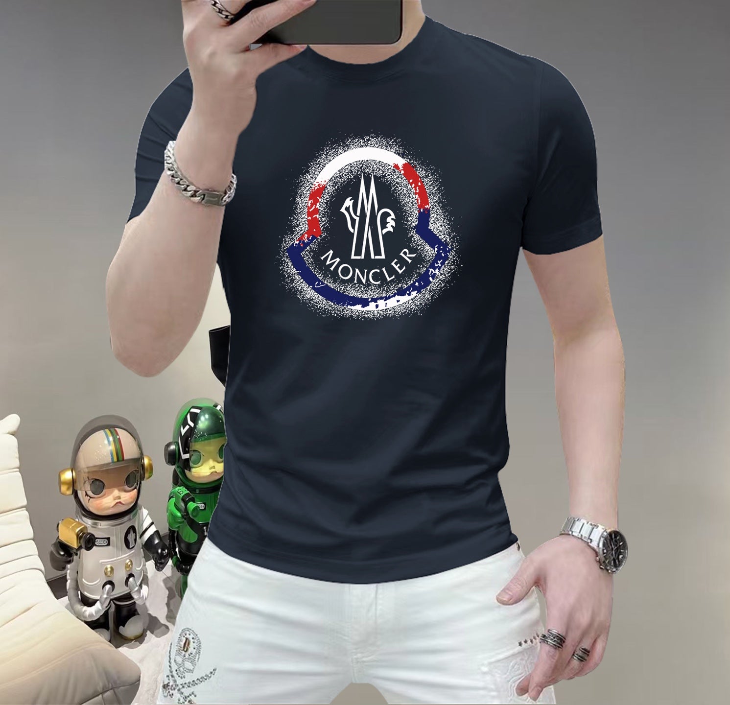 蒙口這個春天，讓肌膚感受極致的溫柔與舒適！ 👕 全新男士夏季圓領蠶絲棉短袖T卹，現已優雅登場！ 🌟 精選優質蠶絲棉，柔軟透氣，輕盈貼合，讓你在炎炎夏日也能保持清爽自在。 🌟 經典圓領設計，簡約而不簡單，無論是日常出街或休閒聚會，都能輕鬆駕馭。 🌟 多種時尚色彩選擇，滿足你對個性的追求，讓每一天都充滿新鮮感。 尺寸M-5XL