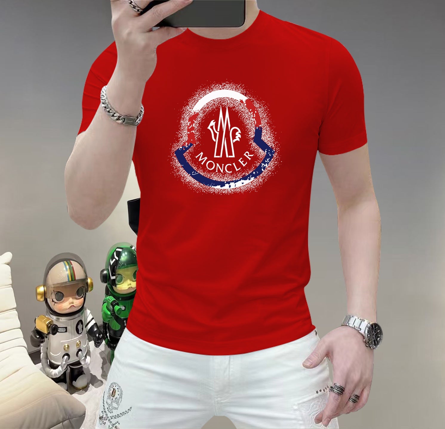 蒙口這個春天，讓肌膚感受極致的溫柔與舒適！ 👕 全新男士夏季圓領蠶絲棉短袖T卹，現已優雅登場！ 🌟 精選優質蠶絲棉，柔軟透氣，輕盈貼合，讓你在炎炎夏日也能保持清爽自在。 🌟 經典圓領設計，簡約而不簡單，無論是日常出街或休閒聚會，都能輕鬆駕馭。 🌟 多種時尚色彩選擇，滿足你對個性的追求，讓每一天都充滿新鮮感。 尺寸M-5XL