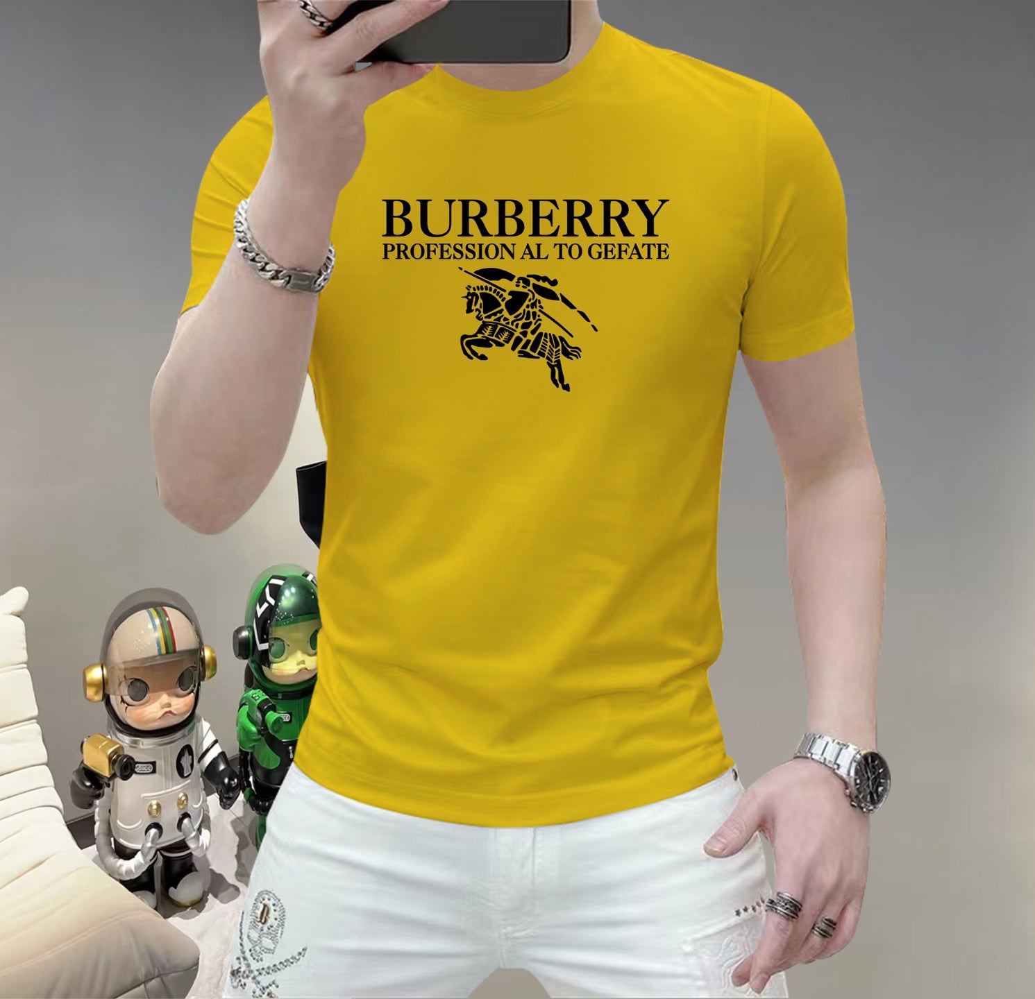 巴寶莉這個春天，讓肌膚感受極致的溫柔與舒適！ 👕 全新男士夏季圓領蠶絲棉短袖T卹，現已優雅登場！ 🌟 精選優質蠶絲棉，柔軟透氣，輕盈貼合，讓你在炎炎夏日也能保持清爽自在。 🌟 經典圓領設計，簡約而不簡單，無論是日常出街或休閒聚會，都能輕鬆駕馭。 🌟 多種時尚色彩選擇，滿足你對個性的追求，讓每一天都充滿新鮮感。 尺寸M-5XL