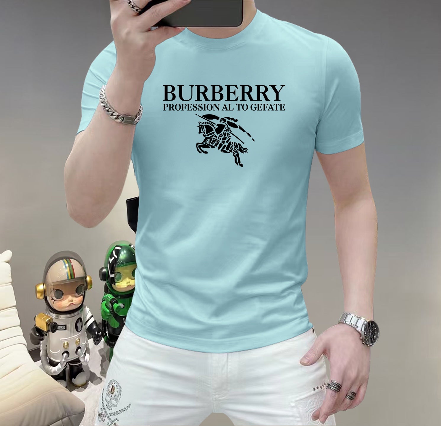巴寶莉這個春天，讓肌膚感受極致的溫柔與舒適！ 👕 全新男士夏季圓領蠶絲棉短袖T卹，現已優雅登場！ 🌟 精選優質蠶絲棉，柔軟透氣，輕盈貼合，讓你在炎炎夏日也能保持清爽自在。 🌟 經典圓領設計，簡約而不簡單，無論是日常出街或休閒聚會，都能輕鬆駕馭。 🌟 多種時尚色彩選擇，滿足你對個性的追求，讓每一天都充滿新鮮感。 尺寸M-5XL