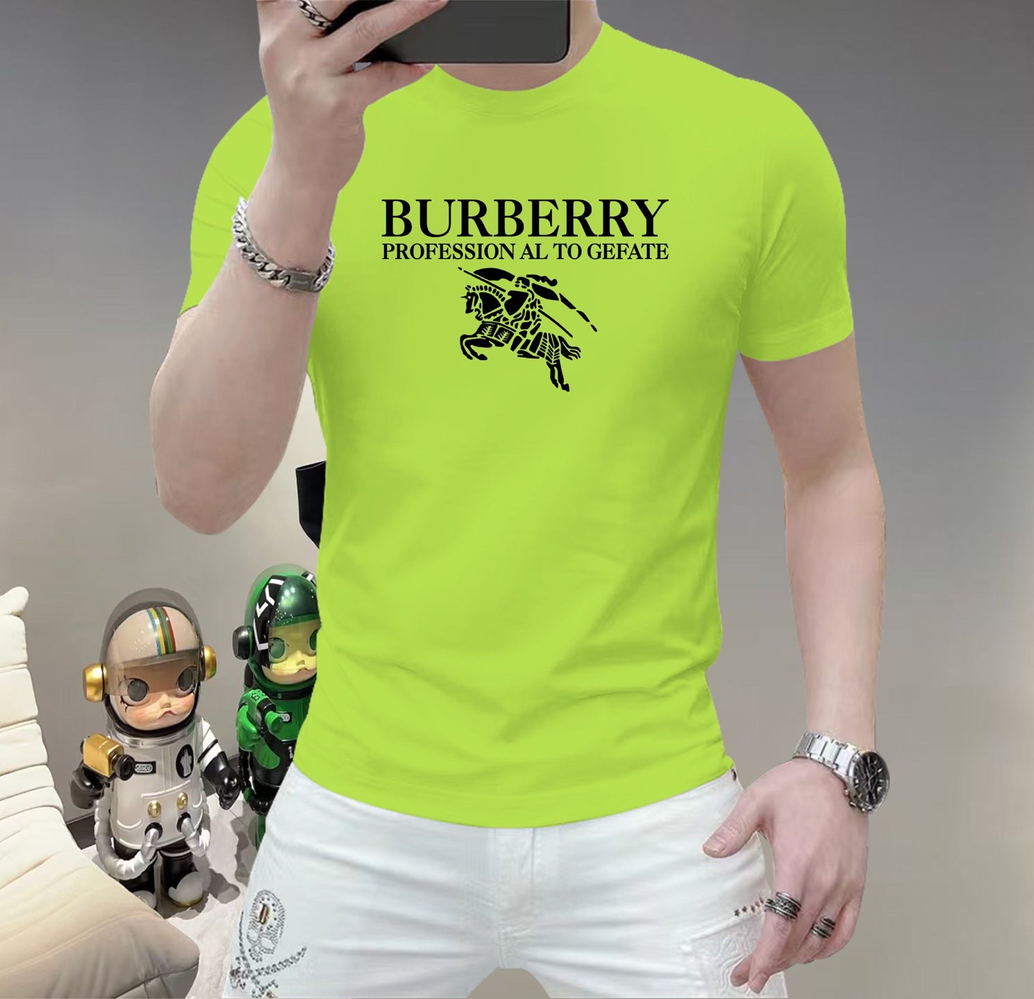 巴寶莉這個春天，讓肌膚感受極致的溫柔與舒適！ 👕 全新男士夏季圓領蠶絲棉短袖T卹，現已優雅登場！ 🌟 精選優質蠶絲棉，柔軟透氣，輕盈貼合，讓你在炎炎夏日也能保持清爽自在。 🌟 經典圓領設計，簡約而不簡單，無論是日常出街或休閒聚會，都能輕鬆駕馭。 🌟 多種時尚色彩選擇，滿足你對個性的追求，讓每一天都充滿新鮮感。 尺寸M-5XL