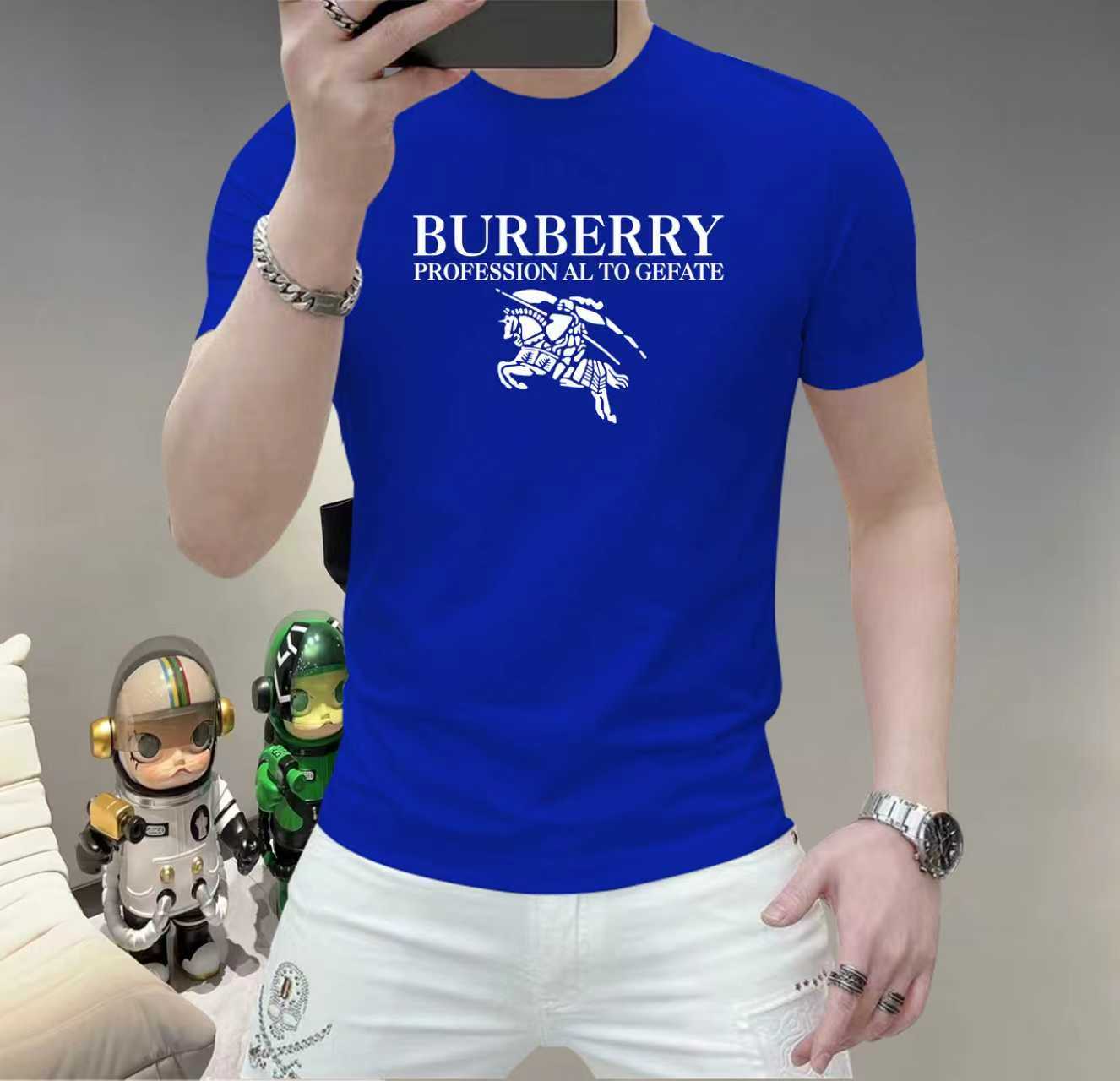 巴寶莉這個春天，讓肌膚感受極致的溫柔與舒適！ 👕 全新男士夏季圓領蠶絲棉短袖T卹，現已優雅登場！ 🌟 精選優質蠶絲棉，柔軟透氣，輕盈貼合，讓你在炎炎夏日也能保持清爽自在。 🌟 經典圓領設計，簡約而不簡單，無論是日常出街或休閒聚會，都能輕鬆駕馭。 🌟 多種時尚色彩選擇，滿足你對個性的追求，讓每一天都充滿新鮮感。 尺寸M-5XL