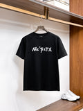 Arc'teryx 【新品】2026SS春夏🆕 男女情侶款經典logo圖標設計短袖T卹簡約的時尚元素設計凸顯精簡,隸屬今夏高顏值單品. 客供優質針織棉面料,手感順滑細膩,著身的透氣舒適感可挑剔.全新標誌皮質徽章縫製感染力強大,彰顯前衛獨特個性.時尚達人的必備單品.表達一絲不苟的時尚氣息. 顏色：白色黑色尺碼：S/M/L/XL/2XL S肩寬43胸圍104衣長67袖長21